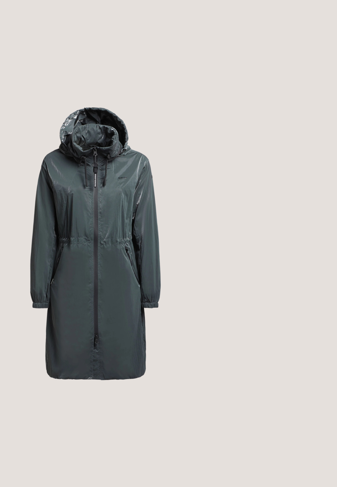 Abrigo largo impermeable en gris oscuro, con capucha, puños elásticos y cintura ajustada. Dos bolsillos laterales y detalle de cremallera frontal.; Sudadera gris claro de manga larga con cuello redondo, puños y bajo acanalados, pequeño logo circular blanco en el pecho izquierdo y etiqueta azul en el interior del cuello.; Camiseta de algodón blanca de manga corta, con cuello redondo y un pequeño logotipo negro "Calvin Klein" impreso en el frente. Textura suave.; Vaqueros negros acampanados de mezclilla, con cintura alta, bolsillos frontales y un diseño clásico de cinco bolsillos con herrajes de botón metálico.; Zapatilla deportiva plateada con acabado metálico, acentos en beige contrastantes, detalles perforados, cierre con cordones y suela de goma.; Pareja de pendientes de aro plateados brillantes con cierres de alambre delgado, mostrados sobre un fondo gris claro.