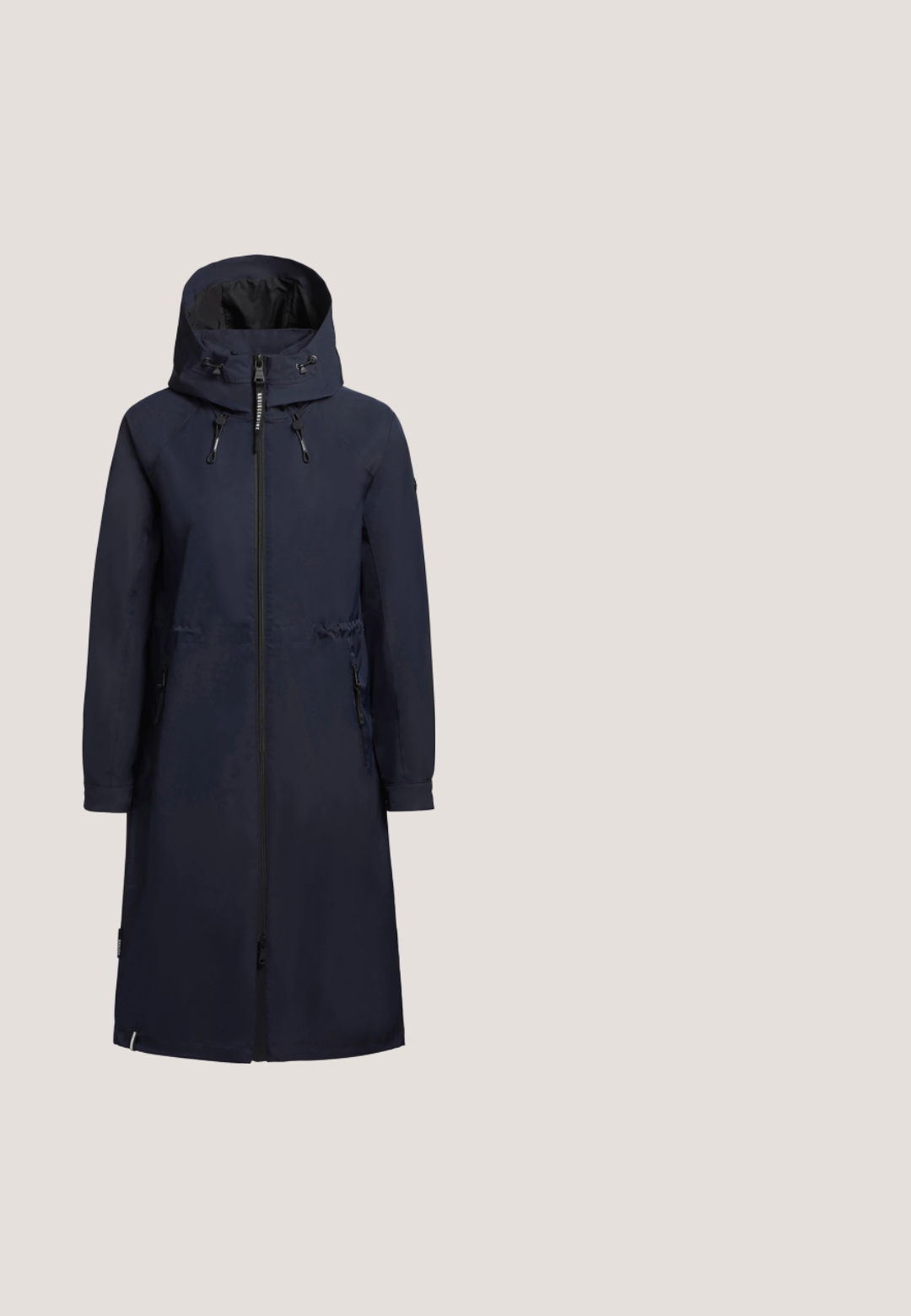 Parka impermeable en color navy con cierre frontal de cremallera, capucha con cordón y bolsillos laterales. Tejido suave y corte largo y recto.; Suéter de color rosa claro con cuello redondo, mangas largas y puños acanalados. Textura suave con un sutil patrón jaspeado.; Top de manga larga beige con un diseño sin hombros, que presenta una textura fruncida y una silueta ajustada. Tela suave y elástica.; Vaqueros acampanados de color azul oscuro hechos de mezclilla, con cintura alta y dobladillo deshilachado. Diseño clásico de cinco bolsillos con cierre de botón metálico.; Zapatilla deportiva blanca y beige con paneles de malla y ante, cordones blancos, cuello acolchado y suela gruesa y texturizada sobre un fondo neutro.; Bolsa tote de lienzo beige con asas y correa de cuero marrón, con la inscripción en relieve "LANCEL PARIS 1876" en el frente.