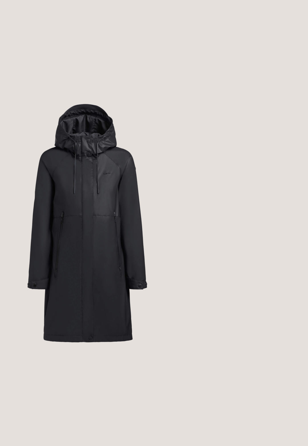 Manteau noir imperméable avec capuche, possédant une texture lisse, une fermeture éclair à l'avant, deux poches zippées et des cordons de serrage ajustables.; Polo noir à manches courtes avec col classique et patte à trois boutons, fabriqué en tissu lisse.; Jupe noire en tissu léger. Taille élastique avec texture froncée, longueur genoux, surface lisse, sans motifs ni accents supplémentaires.; Baskets plateformes noires en cuir lisse, avec œillets dorés et un design à bout rond. Le nom de la marque "kazar" est embossé sur le côté.; Sac à main en cuir noir brillant avec poignée en métal doré incurvée et poches latérales, logo de la marque au centre devant.; Paire de boucles d'oreilles puces en or poli de forme abstraite irrégulière sur fond blanc.