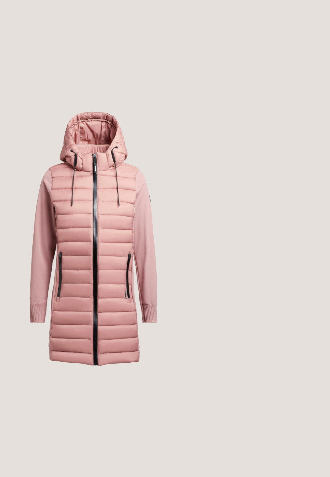 Gevoerde roze jas met een passende capuchon, contrasterende gladde mouwen, ritszakken aan de voorkant en een volle lengte rits.; Zwarte lange mouwen T-shirt van katoen. Heeft een ronde hals en een ontspannen pasvorm. Gladde textuur zonder zichtbare patronen of accenten.; Zwarte corduroy rok met een aansluitende taille, rechte snit en textiel met verticale ribbels. Geen zichtbare sluitingen of versieringen.; Zwarte leren kniehoge laars met een gladde textuur, rechthoekige neus, lage blokhak en een decoratieve goudkleurige sluiting aan de zijkant.; Zwarte leren handtas in halve maan vorm met een enkele schouderriem en een gouden BOSS-logo in het midden aan de voorkant.; Zilveren druppeloorbellen met afgeronde, reflecterende oppervlakken; minimalistisch ontwerp met een gladde textuur en subtiele merkdetails.