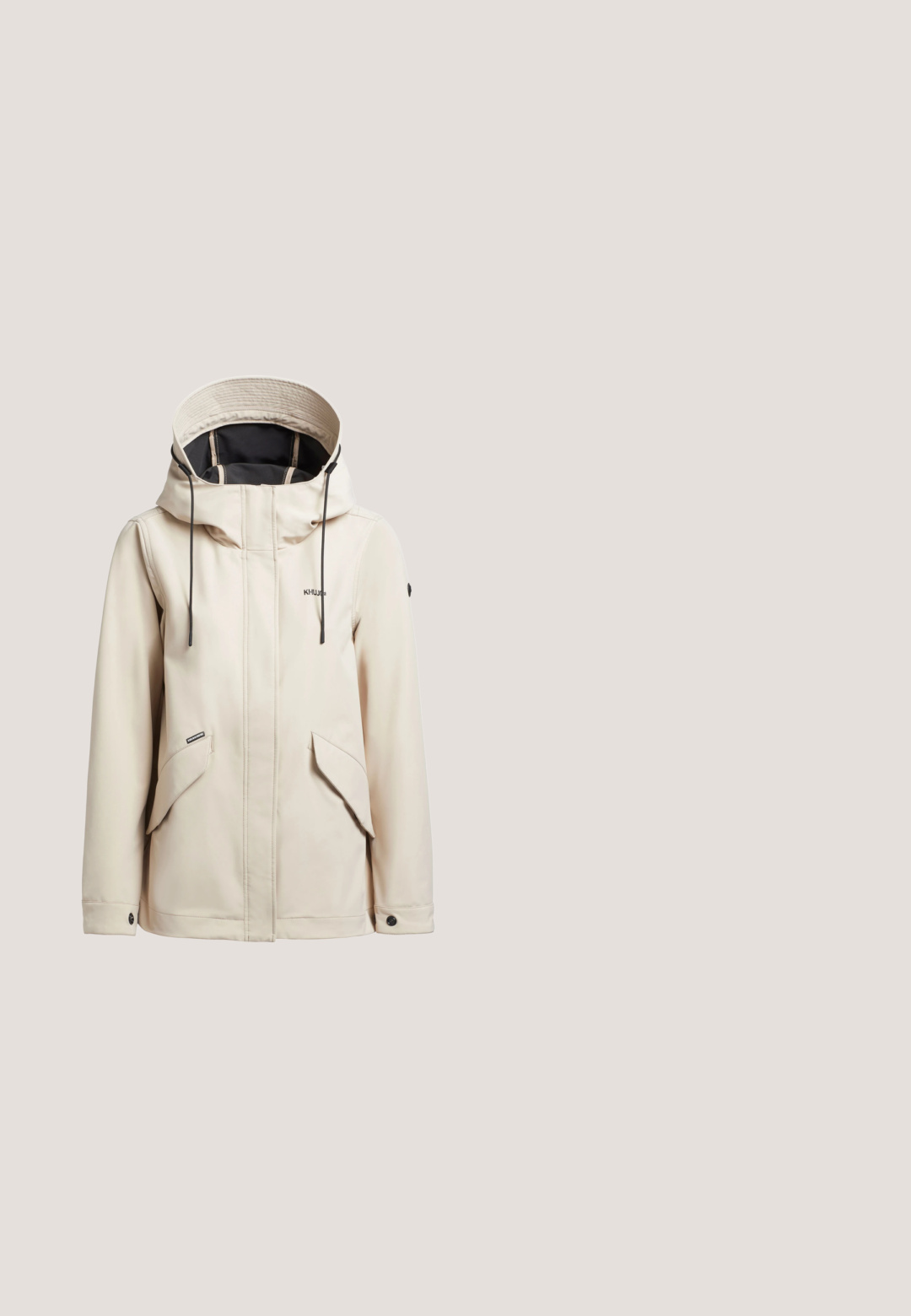 Lysbeige vandtæt jakke med høj krave, justerbar hætte, to sidelommer og sort indvendig foring. Har et minimalistisk design.; Hvid T-shirt med korte ærmer og rund hals i glat, ensfarvet stof og normal pasform, vist på en neutral baggrund.; Lyseblå denim jeans med en tætsiddende pasform, medium taljehøjde og cropped længde. Har fire lommer og knaplukning.; Hvid lædersneakers med sidelukning med lynlås, snørebånd foran, subtilt mønstret tekstur, metallic sølvhæl og beige gummisål.; Beige rektangulær crossbody-taske med sølv lynlås, aftagelig bred rem med logotekst og "BOGNER" brandnavn på forsiden.; Guldtonet kædearmbånd med aflange led, med en glat, rundet guldbjælke og en hvid perle som accent.