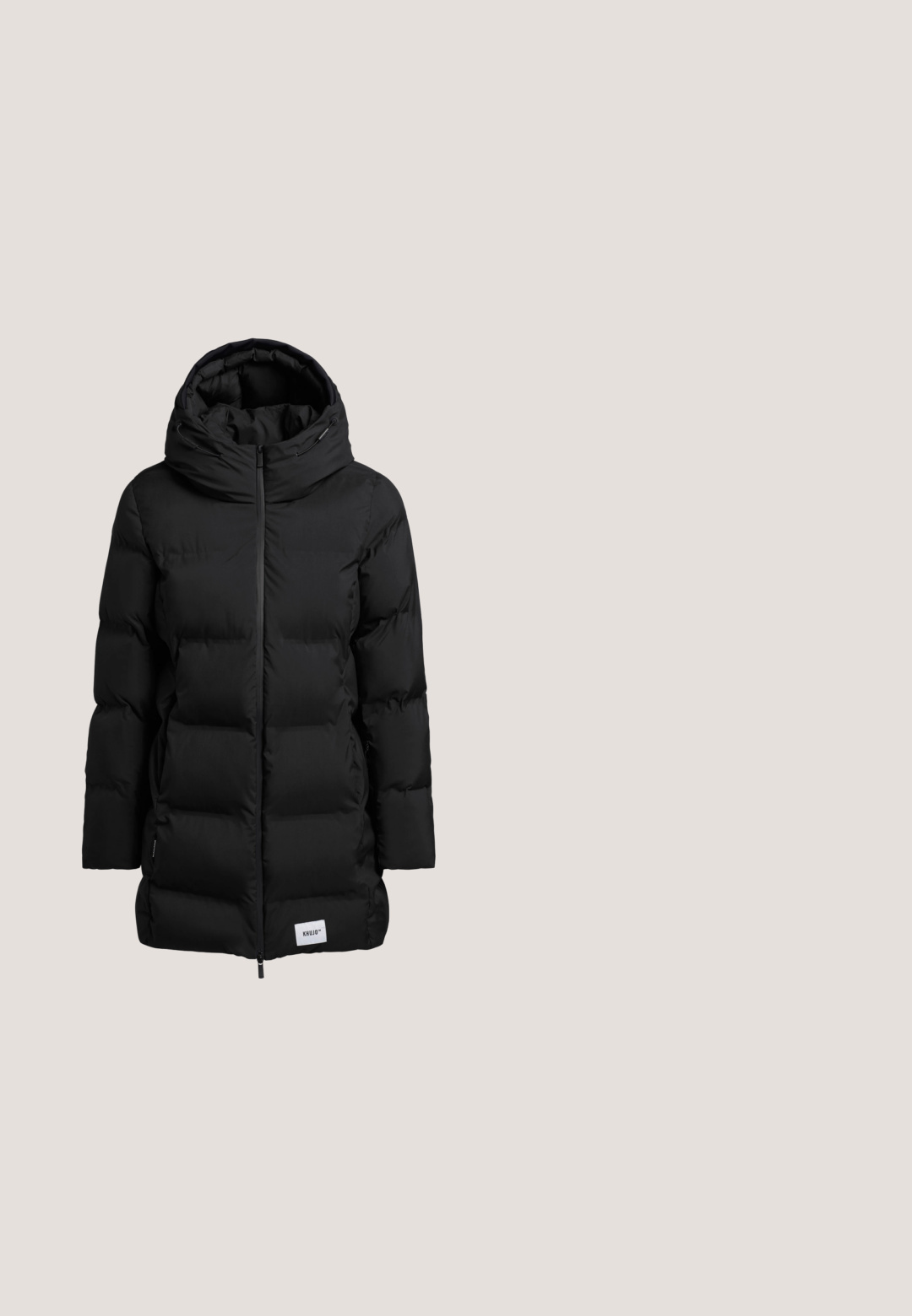 Schwarze Übergangsjacke mit hohem Kragen, Reißverschluss vorne und horizontalen Steppnähten, ausgestattet mit einem Logo-Patch und einer verstellbaren Kapuze mit Kordelzug.; Schwarzer Fleece-Pullover mit hohem Kragen, langen Ärmeln und einem Front-Reißverschluss. Weicher Stoff mit einer glatten, matten Oberfläche.; Schwarzes Langarmshirt aus weichem Stoff. Hat einen runden Halsausschnitt und eine taillierte Passform mit Nahtdetails an der Taille.; Schwarze Leggings mit einem hohen Bund. Hergestellt aus dehnbarem Stoff, mit einer glatten Textur und einer anliegenden Silhouette ohne sichtbare Nähte.; Schwarze isolierte Stiefel mit einem gesteppten Design, dicke Sohle und einem breiten verstellbaren Riemen. Glattes synthetisches Material mit einer abgerundeten Zehenpartie.; Schwarze Tragetasche aus gepolstertem Stoff, mit zwei dicken Griffen und einem strukturierten Design mit angularen Seiten und einer glatten Textur.