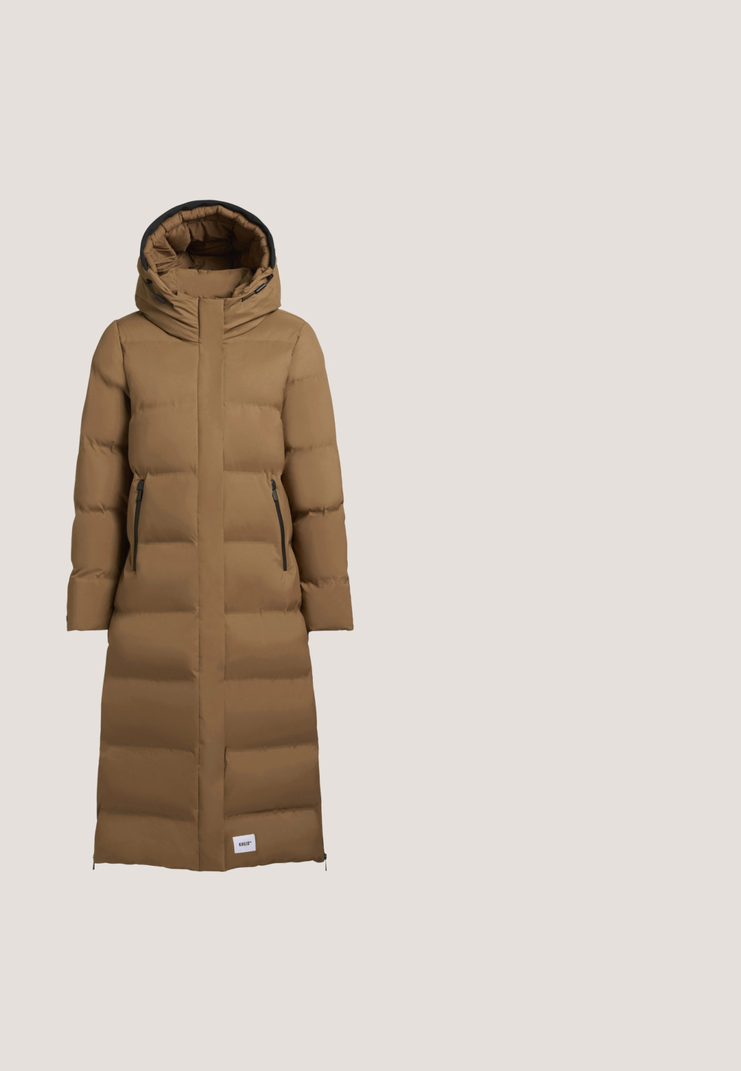 khujo MAYLA - Manteau d'hiver - ocker; Pull en polaire beige doux avec un col montant, une fermeture éclair demi-longueur, des poignets côtelés et un motif léopard subtil, marqué O'Neill sur la poitrine.; T-shirt à manches courtes beige clair avec un col montant. Confectionné dans un tissu doux, avec une texture lisse et un petit logo en accent sur l'ourlet.; Pantalon beige taille haute avec poignets élastiques, jambes droites, poches latérales et fermeture avant avec bouton et fermeture éclair.; Baskets montantes beiges avec un col en polaire blanche texturée, cuir lisse, et une semelle épaisse. Lacets et accents latéraux dans une couleur complémentaire.; Sac fourre-tout en tissu matelassé marron avec des anses rembourrées et un intérieur ouvert, vu de dessus sur un fond blanc.