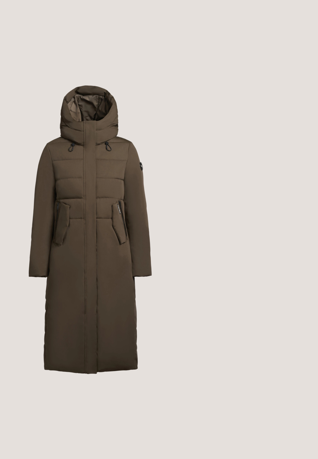 Padded hnedá parka s vysokým golierom, kapucňou, bočnými vreckami na zips a rovnou siluetou. Hladká textúra s nenápadným designom.; Sveter s vysokým golierom z káblového pletenia v tmavo hnedé farbe. Hrubá, textúrovaná tkanina s rebrovanými manžetami a lemom. Má vysoký golier a dlhé rukávy.; Hnedý rolákový top s dlhými rukávmi vyrobený z hladkej, elastickej látky. Má priliehavý strih a jednoduchý lem bez viditeľných ozdôb.; Tmavomodré bootcut džíny s dvoma prednými gombíkmi, piatimi vreckami a jemným vyblednutím na stehnách a kolenách.; Hnedé semišové topánky na šnurovanie, s ovčou kožušinou vo vnútri a štruktúrovanou krémovou gumovou podrážkou. Šité detaily pozdĺž okraja zvršku.; Hnedá textúrovaná taška s dvoma ramennými popruhmi a bočnými vreckami, zobrazená na bielom pozadí.