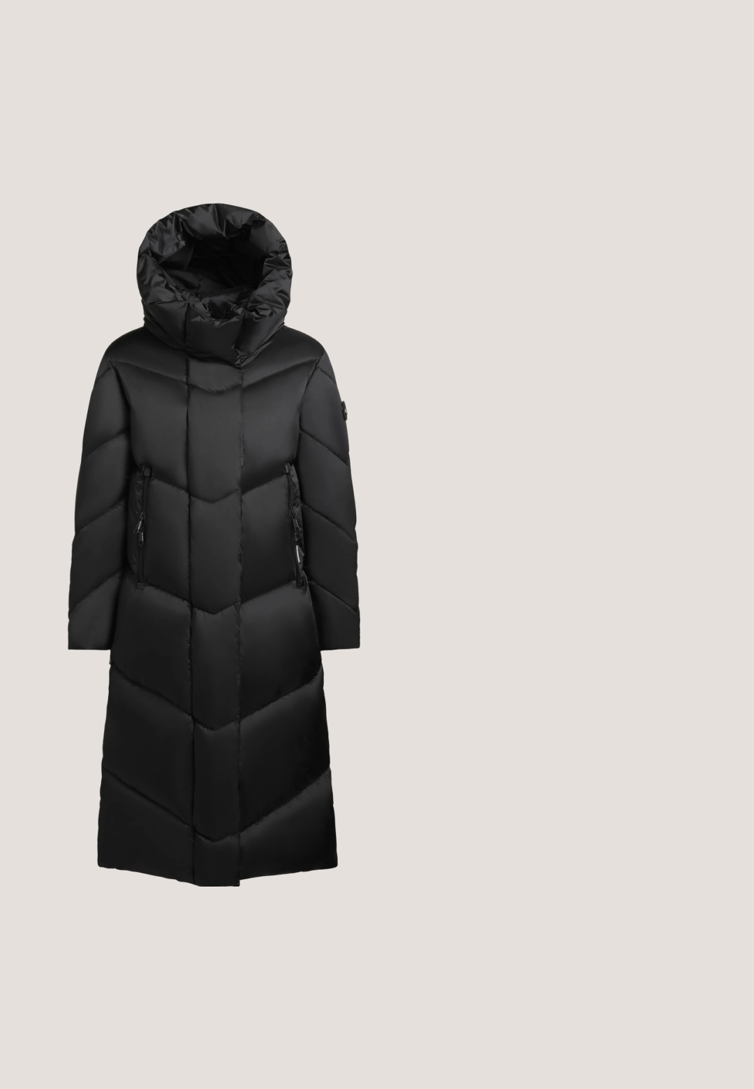 Lange zwarte pufferjas met een chevronpatroon, capuche, en ritszakken aan de zijkanten. Soepele, glanzende textuur.; Zwarte sweatshirt met lange mouwen, een geribde hoge kraag en een diagonaal zilveren ritsje op de linkerschouder. Geribde zoom bij de taille.; Zwarte joggingbroek met een elastische tailleband en boorden, gemaakt van zachte stof. Heeft een recht gesneden ontwerp voor een comfortabele pasvorm.; Zwarte hoge sneakers met een glanzende patenten leren bovenkant en suède accenten. Chunky zool met uitgesproken profiel en gewatteerde kraag.; Zwarte doorgestikte tote tas met korte en lange handvatten, voorzien van een kleine ronde logoplaat aan de voorkant in het midden.; Zilveren oorringen met een textuurontwerp en afwisselend kleine ronde parels langs de rand, vastgezet met een steker.