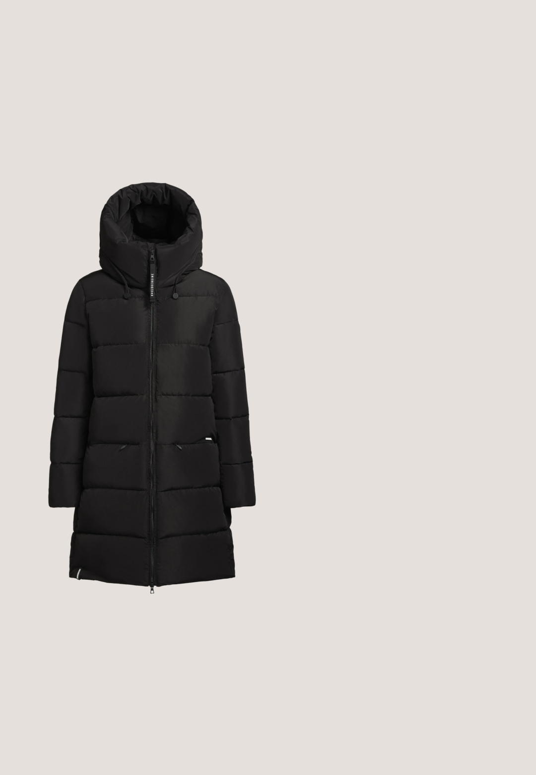 khujo PHIA - Wintermantel - schwarz; Zwarte sweatshirt van zacht materiaal, met een ronde hals, verlaagde schouders en geribde manchetten, met een ontspannen pasvorm.; Zwarte T-shirt met korte mouwen van katoen, met het "JOOP! JEANS" logo in het wit aan de voorkant. Eenvoudig, aansluitend ontwerp met een ronde hals.; Zwarte slim-fit joggingbroek met opgerolde boorden, elastische tailleband en zwarte trekkoorden met metalen uiteinden.; Zwarte lage sneaker met witte zool, een zachte kraagvoering, veters aan de voorkant en een metalen logodetail aan de zijkant en hiel.; Zwarte, getextureerde halfmaanvormige schoudertas met verstelbare band en "JOOP! JEANS"-logo gecentreerd aan de voorkant.