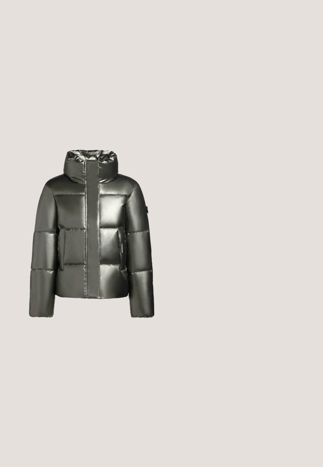 Puffy jakke i metallisk mørkegrå. Har høj hals, lynlåslukning, polstrede sektioner og to forlommer. Glat, blank overflade.; Mørkerød halterneck crop top med hvidt trim, prydet med et cirkulært logo med "Santa Cruz" i hvidt, lavet af ribbet bomuldsmateriale.; Beige cargo bukser med elastisk talje, to sidelommer og mesh-detaljer; fremstillet af letvægts, tekstureret stof.; Chunky sneakers med en blanding af lys blå, beige og pink syntetiske materialer, med en tyk hvid sål og snørebåndsdesign.; Sorte plastiks solbriller med firkantede rammer, grå linser og krystal detaljer langs kanterne. Inklusive en sølvkæde til at bære.; Lilla paillet håndtaske med en halvcirkelform, dekoreret med etTransparent perlehåndtag og skinnende, cirkulære pailletter på overfladen.