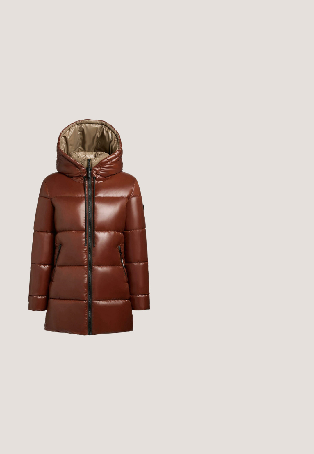 Brun pufferjakke med en skinnende overflade, lynlåslukning og en oversized hætte. Har sidelommer og en kontrasterende lys indvendig foret.; Hvid sweatshirt lavet af bomuld med rund hals, med en sort "PEPE JEANS"-logo i midten og ribstrikkede manchetter ved ærmerne.; Beige langærmet skjorte med ribbet tekstur, rund halsudskæring og sort broderet logo på venstre side.; Udsvingede jeans i middelblå denim. Har en lynlås foran med en metalknap, to forlommer og falmning detaljer nær knæene.; Brun Pepe Jeans sneaker med lagdelt sål, snørelukning foran og blandede ruskind- og læderteksturer, vist fra siden mod hvid baggrund.; Mørkebrun lædertaske med kort hank og aftagelig lang strop, præget med stort "cK"-logo midt på forsiden.