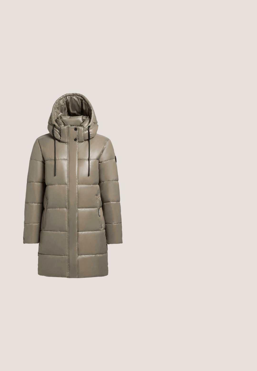 Polstret parka-frakke i lys olivengrøn, med høj krave, snoretræk huva, frontlommer og blank finish.; Brun cropped sweater med lange ærmer, ribbet kant, klassisk rund hals, blød tekstur og minimalistisk design.; Brune atletikbukser med blå striber ned langs siderne og en snor i taljen. Fremstillet af et blødt, glat stof med en afslappet pasform.; Brune ruskinds ankelstøvler med flad sål, rund tå og en lille træktab, parret med blå denimjeans med lige skæring.; Firkantede solbriller i skildpaddemønster med brune gradientlinser og metalisk logodetalje på stængerne.; Mørkebrun håndtaske i imiteret pels med en blød, afrundet form og en kort læderrem med gulddetaljer.