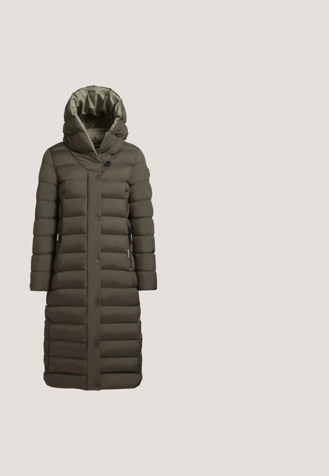 Olivengrøn pufferjakke, lang længde, med hætte. Har vandret quiltet mønster, knaplukninger foran og sidelommer.; Sort rullekrave sweater lavet af strikket stof. Har lange ærmer, almindelig skuldersøm og ribbede kanter og manchetter for tekstur.; Oliven grønne højtaljede skinny jeans lavet af glat, strækbart stof. Har to frontlommer og en enkelt knaplukning.; Sort læderankelstøvle med chunky sål og elastisk sidepanel mod en neutral baggrund.; Pepe Jeans Håndtasker - washed army green; Grønne harpiksøreringe med guldfarvede accenter. Den ene ørering har en spids form, mens den anden har et afrundet design.