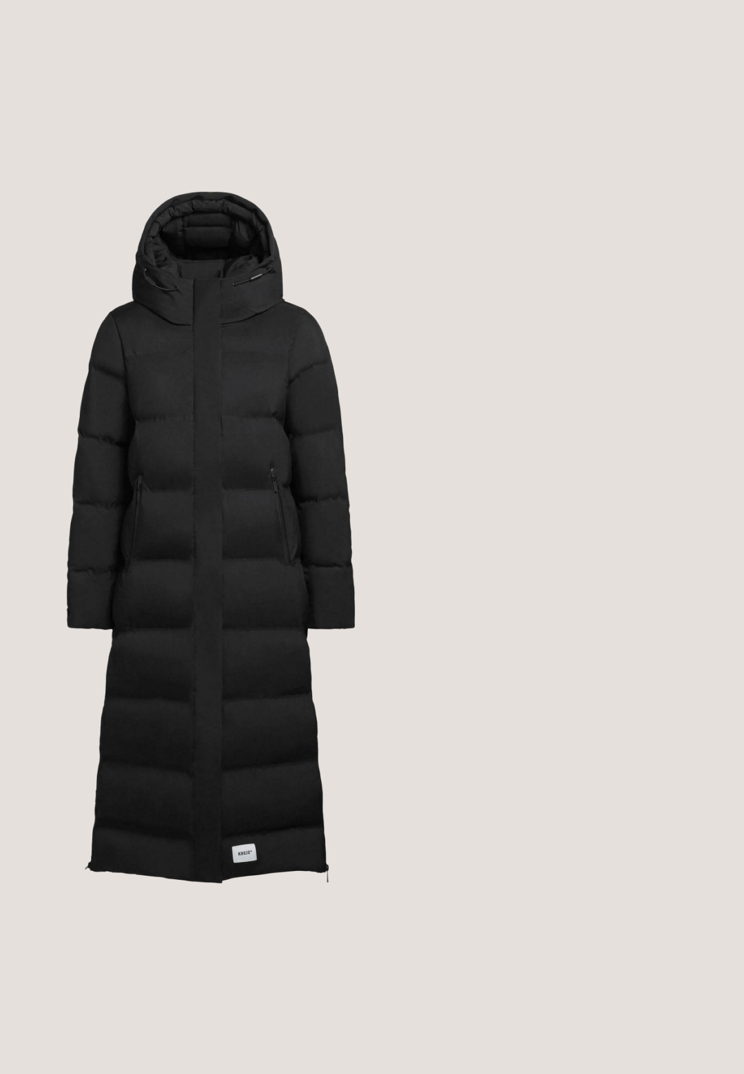 Langer schwarzer Steppmantel mit Kapuze, ausgestattet mit einem Reißverschluss, Seitentaschen und einem durchgängigen Steppmuster. Hergestellt aus isolierendem Material.; Schwarze Bluse mit kurzen Ärmeln, rundem Ausschnitt, vorderer Kellerfalte und zwei schrägen Fronttaschen, Größe 36.; Schwarze Hosen mit elastischem Bund, seitlichen Streifen mit Logodetails. Hergestellt aus glattem Stoff, mit flacher Vorderseite und weitem Bein.; Schwarze Low-Top-Sneaker aus glattem Material, mit dicken Schnürsenkeln, einer strukturierten Sohle und einem kleinen Logo an der Seite und auf der Zunge.; Graue Stoff-Schultertasche mit verstellbarem Riemen, Fronttaschen und zwei runden Knöpfen vor einfachem weißem Hintergrund.; Silberkettchen mit einem zarten, feinen Glieddesign, das in der Mitte einen kleinen, einzelnen blauen Edelsteinakzent aufweist.