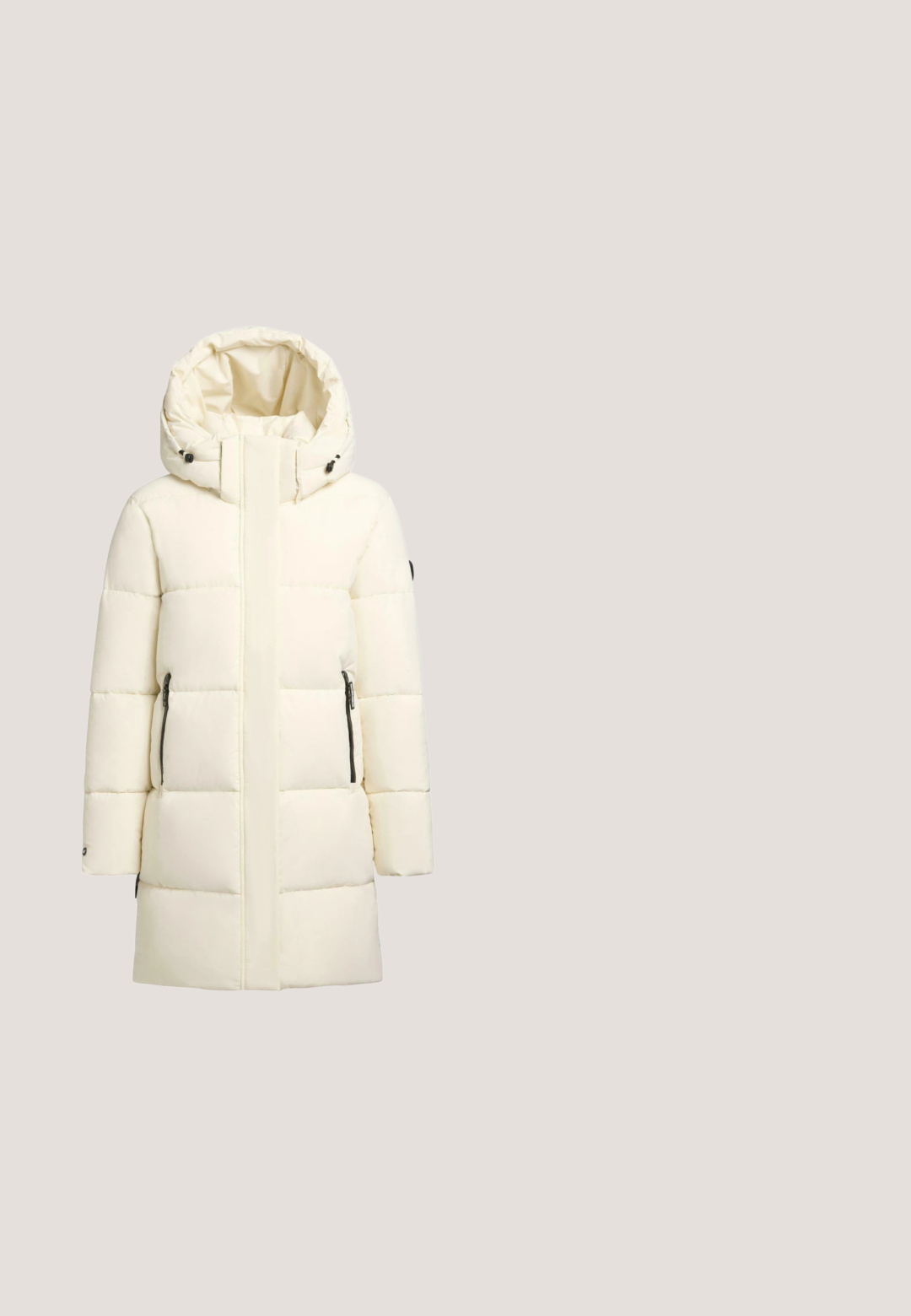 Manteau matelassé blanc avec capuche, doté de poches zippées sur les côtés et d'une coupe droite. Tissu doux avec une texture lisse.; Haut à col roulé beige avec un col haut et une fermeture éclair au quart, manches longues, texture lisse et design minimaliste. Comprend des détails de couture subtils.; Pull-over blanc à manches longues avec texture côtelée, col montant et fermeture avant par demi-fermeture éclair, avec un texte brodé discret sur la poitrine.; Pantalon de ski rose imperméable, coupe droite, devant plissé, deux poches latérales et accents noirs aux chevilles.; Botte de randonnée couleur crème en daim avec un revers en fausse fourrure, œillets en métal et semelle en caoutchouc texturée pour une meilleure traction.; Sac rectangulaire souple beige clair avec poignées noires, bandoulière réglable, poche avant zippée et nom de la marque "BOGNER" à l'avant.