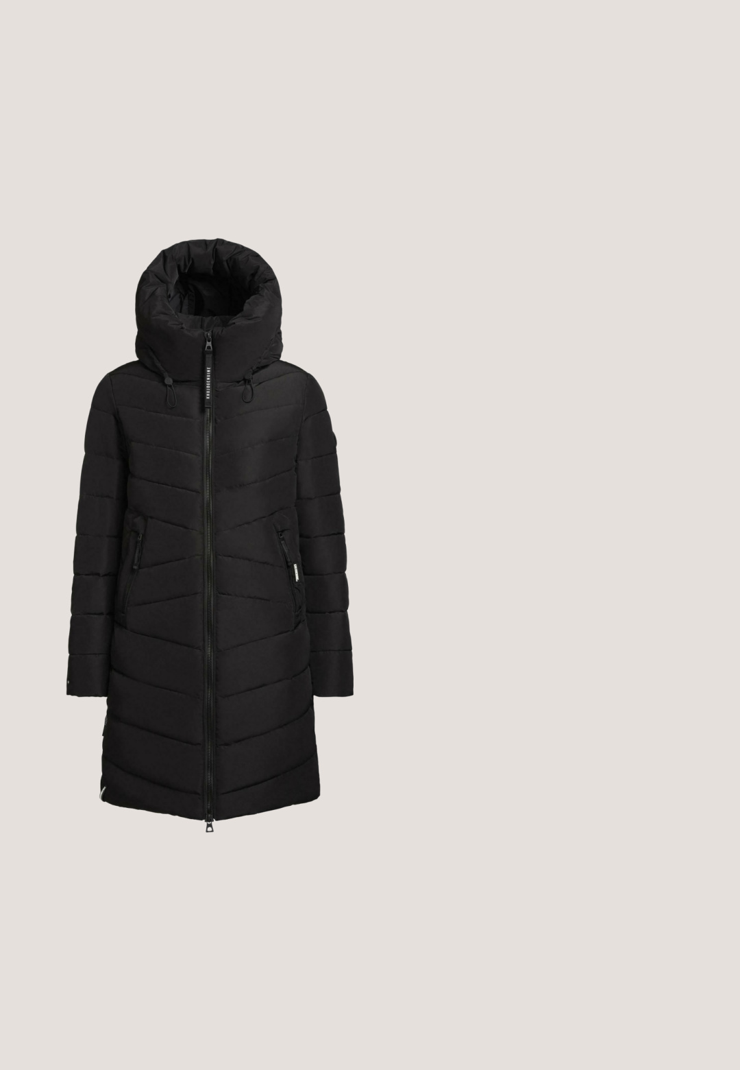 Manteau d'hiver noir en duvet avec une capuche haute, design matelassé horizontal, fermeture éclair à l'avant et poches latérales. Tissu extérieur lisse et silhouette épurée.; Cardigan en maille noire à manches longues, bords-côtes aux poignets et à l'ourlet, col en V et quatre boutons sur le devant.; T-shirt noir à manches courtes en tissu coton, avec un col rond classique et une coupe droite, comportant des détails de couture discrets.; Jeans noirs à jambe droite en denim, dotés de poches avant, d'une fermeture à bouton et à zip, et de détails de couture minimalistes.; Baskets noires et blanches avec une tige en cuir lisse, une semelle en caoutchouc et un détail zippé sur le côté. Présente une semelle en gomme et des accents en forme de V.; TOM TAILOR TILLY CROSS BAG S - Sac bandoulière - schwarz   black