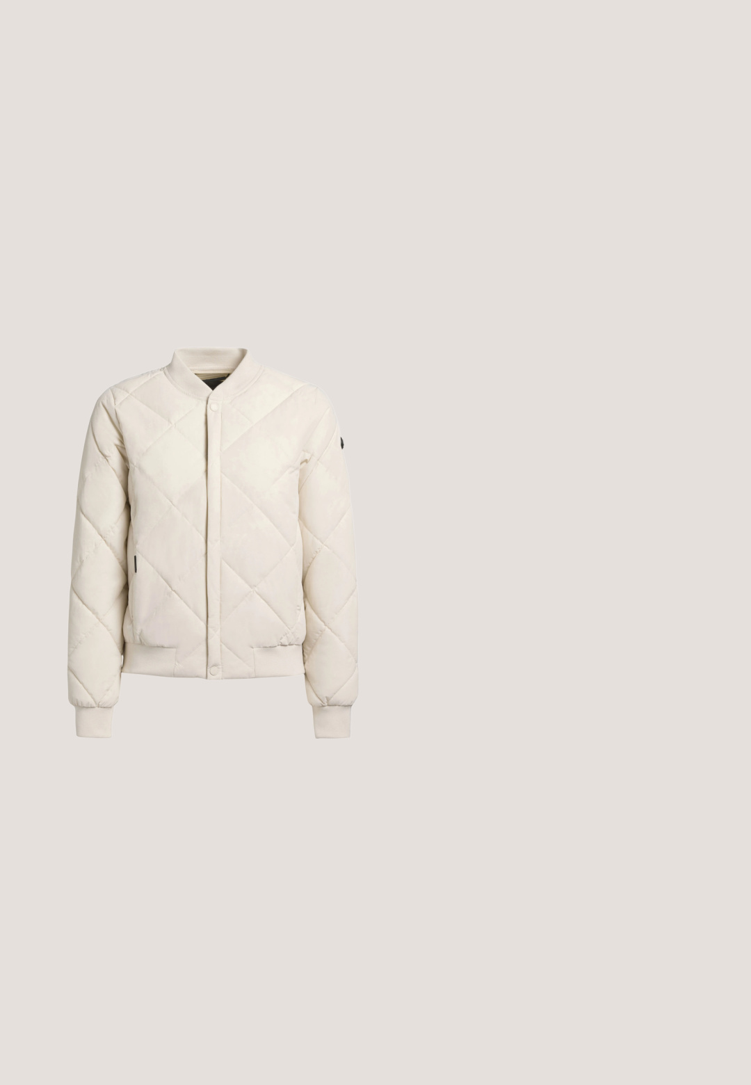 Gepolsterte Bomberjacke in hellbeige mit Druckknopfschluss, gerippten Ärmeln und einem strukturierten Kragen mit subtilen Brandingdetails.; Bordeaux-T-Shirt aus Baumwolle mit kurzen Ärmeln und Rundhalsausschnitt. Grafische Drucke: Palmenbaum, Wellen und Text auf der Brust und dem Ärmel.; Graue weit geschnittene Jeanshose aus Denim mit elastischem Bund, Kordelzugverschluss und Seitentaschen. Ausgeblichener Stoff mit durchgehendem Texturmuster.; Hellgrüne Sneakers mit einer strukturierten graubraunen Akzentfarbe, weißen Schnürsenkeln und einer gerippten elfenbeinfarbenen Sohle, getragen mit weißen Socken. Flaches, niedrig geschnittenes Design.; Schwarze Tasche mit Krokodilstruktur, rechteckiger Form, umschlagartiger Klappe und abnehmbarem Trageriemen. Verfügt über eine glatte Oberfläche und glänzendes Aussehen.; Silberarmband mit ineinander verwobenen Designs aus glatten ovalen Gliedern und kleinen runden Perlen, mit einem sicheren Verschluss und einer verstellbaren Kette.