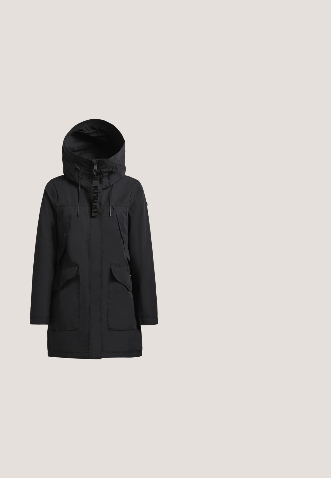 Sort parka-jakke med høj krave, justerbar hætte, frontlynlås og to store sidelommer; glat, blødt stof med minimal detaljer.; Lysebrunt langærmet sweater lavet af blødt stof, med en rund halsudskæring og ribbet tekstur. Enkel, udekoreret design.; Sorte cargo-bukser lavet af letvægtsstof, med elastisk talje, sidelommer og en afslappet pasform.; Sort læder ankelstøvle med struktureret finish, polstret krave, side-lynlås og chunky gummisål med udpræget sål. Har snørebåndsdesign.; Sort quiltet stofpose med broderede heldige symboler, bundet med en matchende stofsløjfe.; Guldøreringe i hoop-stil med et segment af turkis emalje og en række af klare krystaller. Teksturerede accenter pryder de ydre kanter.