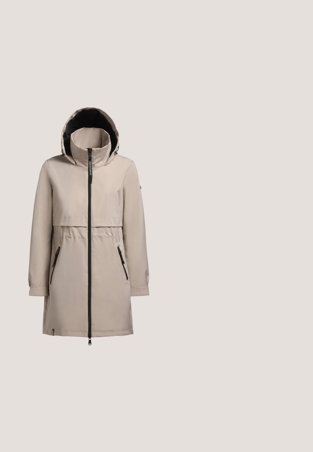 Chaqueta impermeable color beige claro con capucha, cremalleras negras, dos bolsillos frontales, puños elásticos y una cintura ajustada para un ajuste ceñido.; Top blanco de manga corta de punto acanalado con escote redondo, tres botones pequeños y borde en forma de lechuga en las mangas y el dobladillo.; Vaqueros skinny de denim azul claro con una cintura alta, que cuentan con un cierre frontal de botón y cremallera, cinco bolsillos y un ligero desgastado.; Zapatilla baja beige con tejido texturizado, acentos en dorado metálico, charms decorativos en los cordones y suela de goma marrón claro.; Bolso de cuero color crema con un asa curva única, cremallera plateada y un logotipo sutil en el centro frontal.; Collar de cadena dorada con un colgante rectangular adornado con piedras preciosas claras, que presenta un acabado pulido y un diseño delicado de eslabones.