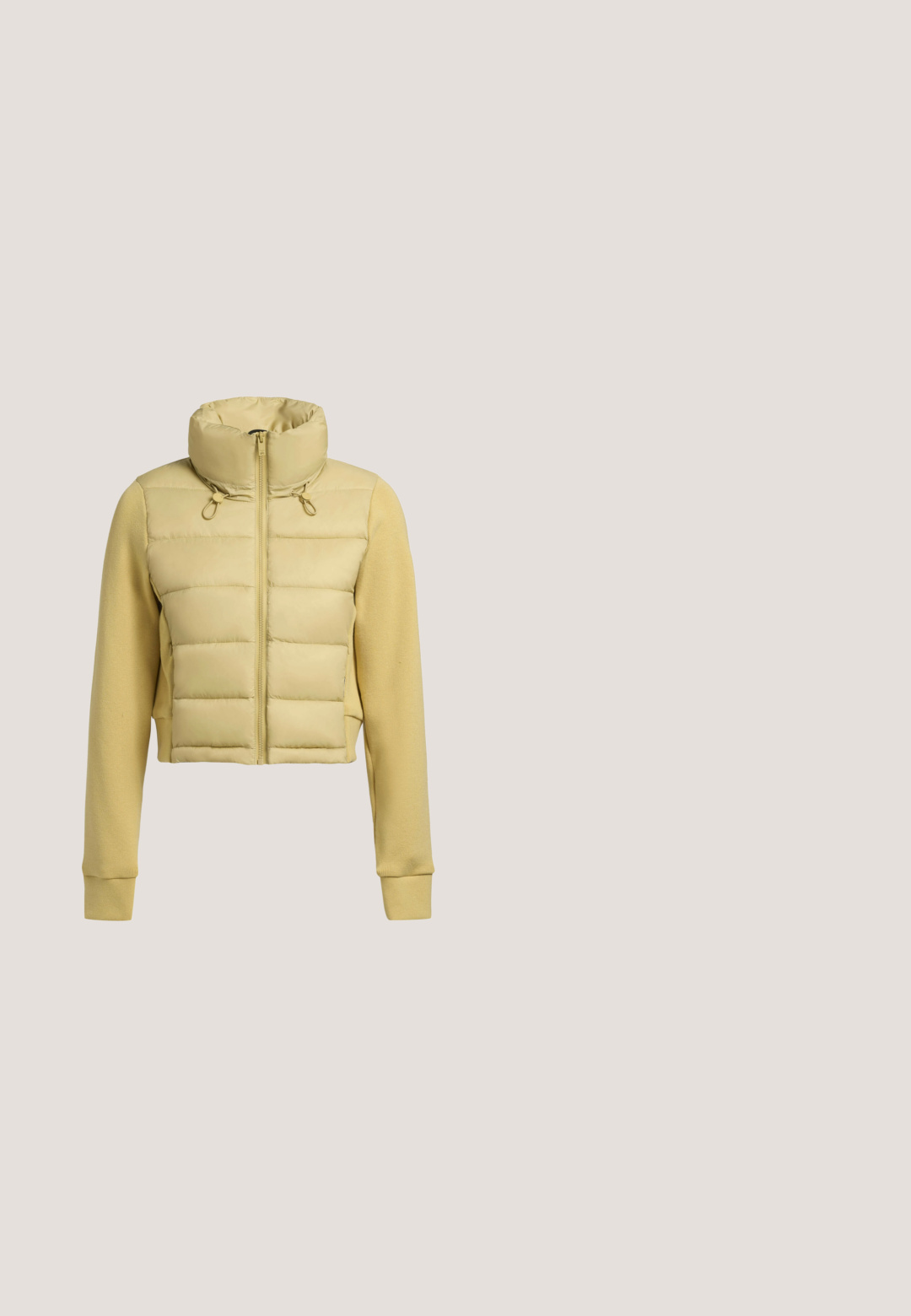 Beschnitten jakke med en pufferende lys gul krop, høj krave og tætsiddende ærmer, der kombinerer glatte og teksturerede materialer.; Brun ribbet sweater med rund hals, der har kabelstrik tekstur og et lille broderet logo på brystet. Lange ærmer.; Lyseblå denim skinny jeans med mellemhøj talje, fem-lommers design og rå kantdetalje ved anklerne. Mærkeetiket synlig ved taljen.; Brun casual sko i læder og ruskind med snørebånd, lav profil og gummisål, vist fra siden mod en ensfarvet baggrund.; Brun og beige Guess kosmetikpung med logomønster, der har to lodrette hvide striber og en central læderstribe med metallogo.; Fint guldkædehalskæde med ovalt vedhæng med små indlejrede krystaller og en trekantet charme nær låsen på en hvid baggrund.