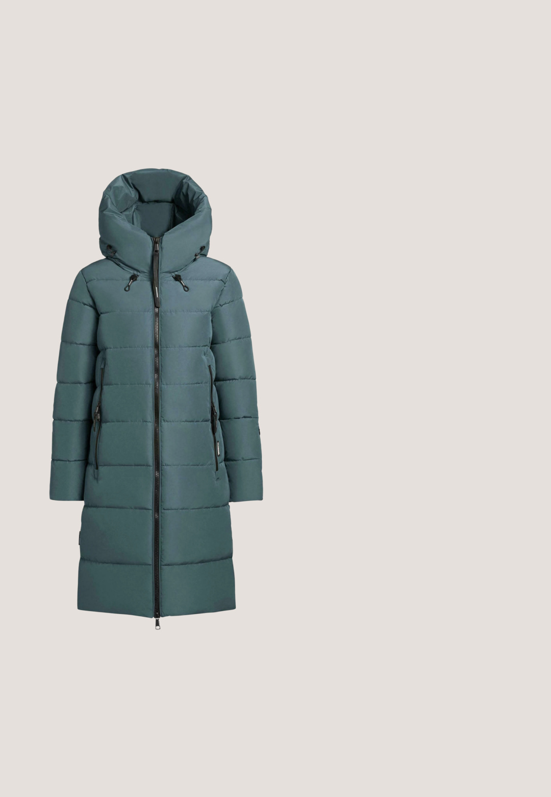 Teal värinen puffatakki, jossa on korkea kaulus, pystysuoran ompelun, vetoketjullinen etuosa ja sivutaskut, joka on varustettu sileällä pinnalla ja modernilla muotoilulla.; Valkoinen lyhythihainen puuvillasta valmistettu crop-top, jossa on musta logo vasemmalla puolella. Yksinkertainen pyöreä kaula-aukko.; Mustat suorat housut, joissa on joustava vyötärö, etupleatit, pehmeä kangas ja ilman näkyviä kuvioita tai metalliosia.; Valkoiset nahkakengät kumipohjalla, pyöreällä kärjellä, litteillä nauhoilla ja hienovaraisella logotiedolla sivuilla ja takana. Tasainen pinta.; Musta nahkainen clutch, jossa on kohotettu "Karl"-logo hopeisena, reunat on korostettu metallinapeilla, suorakulmainen muoto, sileä pinta.; Mustakuvioiset hartsikorvakorut kiiltävällä pinnalla ja hopeanvärisillä yksityiskohdilla. Pyöreä muoto, jossa on aukko ja tappi takana.