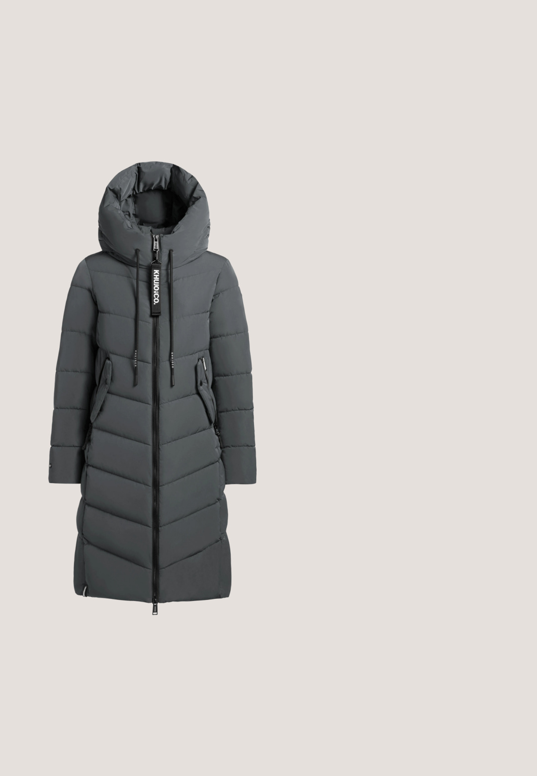 Abrigo de invierno acolchado largo en gris oscuro con cuello alto, cierre frontal, bolsillos con cremallera en los laterales y cordones de marca en negro en la capucha.; Sudadera verde de algodón, con cuello redondo, puños acanalados y un logo blanco "PEGADOR" en el pecho.; Pantalones de chándal verde oscuro hechos de una tela suave, con una cintura elástica y costuras laterales, y un pequeño logo en la parte delantera.; Zapatillas verdes y amarillas que presentan una combinación de materiales brillantes y texturizados, una suela gruesa y una lengüeta de malla con detalles en azul. Los cordones blancos completan el diseño.; Bolsa de cordón verde hecha de tela texturizada, con dos asas largas y un logotipo en la parte frontal. Acabado brillante con un diseño relajado.; Pendientes de metal plateado que cuentan con tres estrellas apiladas con superficies lisas y bordes puntiagudos. Cada estrella es hueca en el centro.