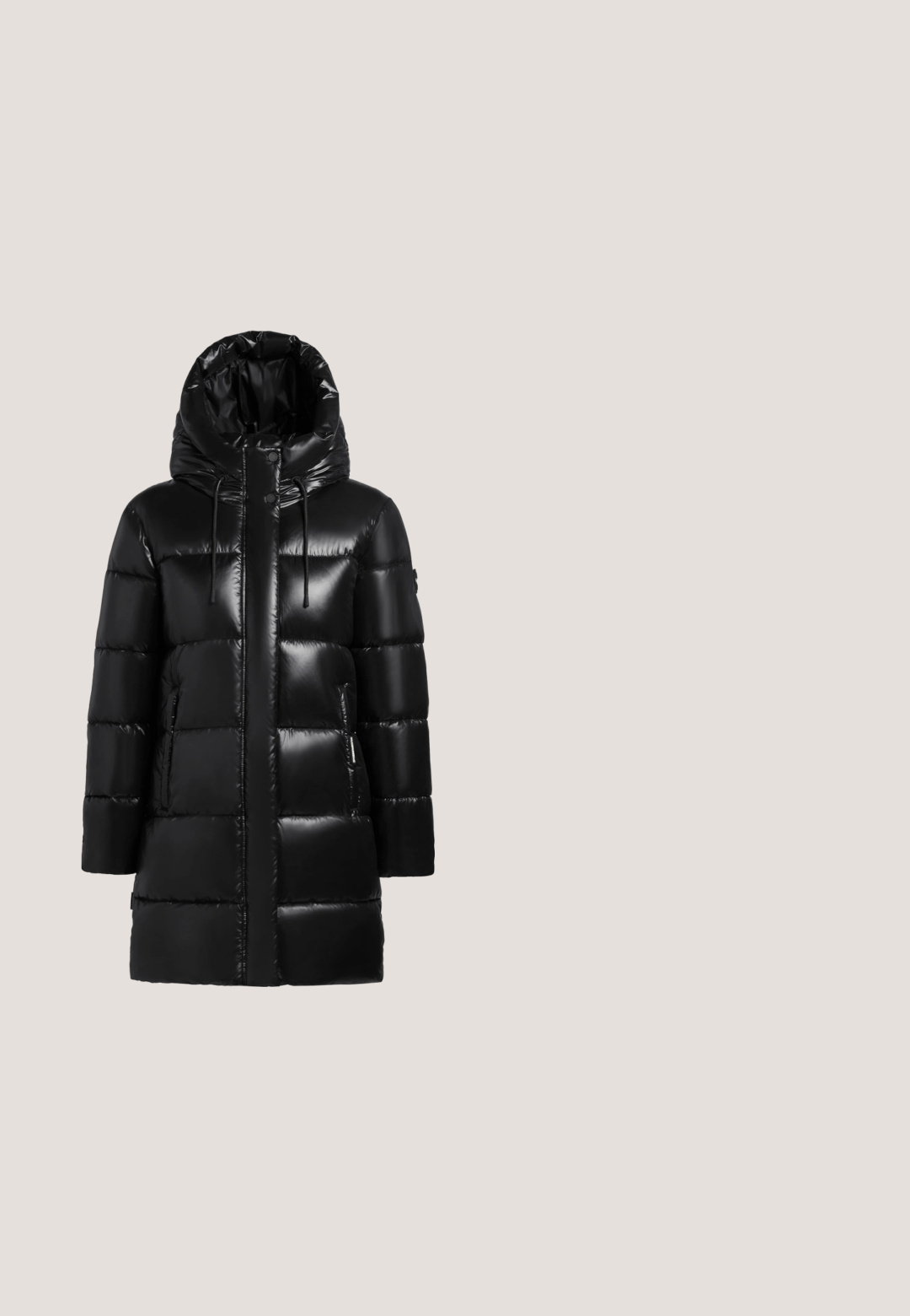 Manteau rembourré noir avec une finition brillante, doté d'une capuche à cordon, de poches zippées et d'une fermeture frontale à boutons pression.; Top noir à manches longues côtelé avec un col haut. Présente une silhouette ajustée et un détail de logo subtil sur la poitrine. Texture douce.; Pantalon noir à jambes droites avec taille à cordon, détails en dentelle sur les cuisses et un petit texte blanc vertical près de la poche droite.; Botte en fourrure noire avec une semelle en caoutchouc, présentant une tige haute, des détails en lacets et un marquage "MOON BOOT" sur une bande en tissu doux.; Sac à épaule noir en fausse fourrure avec une lanière réglable, comprenant un texte de la marque en blanc et un petit patch logo rectangulaire à l’avant.; Boucles d'oreilles en résine noire avec une finition brillante et des accents en métal argenté. Forme circulaire avec une découpe et une fermeture à tige.