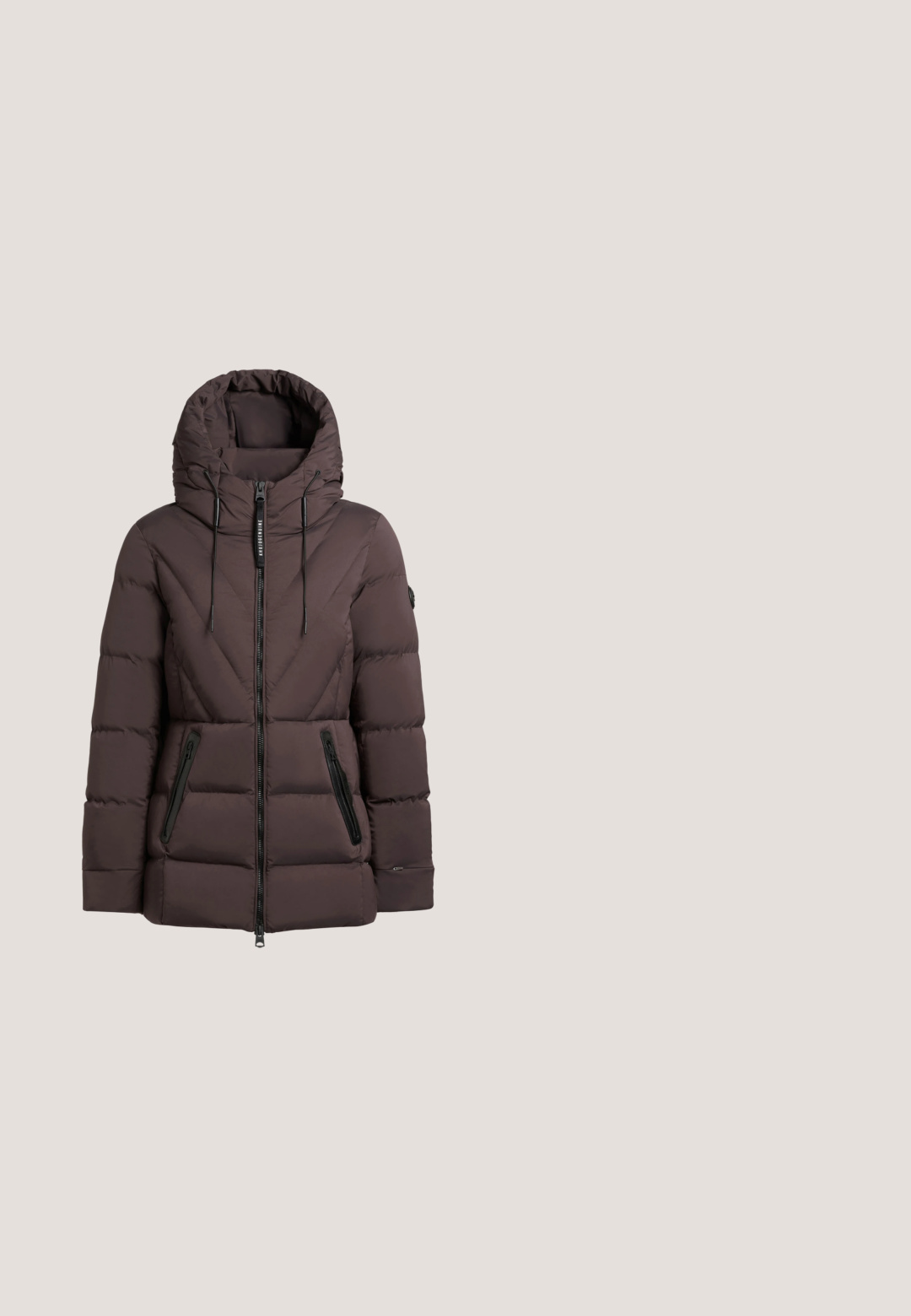 Bruine gewatteerde jas met een hoge kraag, verstelbare capuchon, ritssluiting en twee ritszakken aan de zijkant. Heeft een chevron-gestikte uitstraling.; Bruine sweatshirt met een ronde hals, lange mouwen en geribbelde manchetten. De logo-tekst aan de voorkant luidt "Aim'n Sportswear Sweden New Zealand 2013."; Donkerbruin geribd shirt met lange mouwen, een ronde hals en een slanke pasvorm, afgebeeld op een witte achtergrond.; Bruine slim-fit joggingbroek met elastische tailleband en boorden, met een klein reliëf "HUGO" logo op de bovenkant van het linker bovenbeen.; Bordeauxrode en beige sneaker met mesh- en suède panelen, patroon aan zijkant, gevoerde zool en een hieltab, zijaanzicht op witte achtergrond.; Donkerbruine pluchen halvemaanvormige schoudertas met een gevoerde band en een klein rechthoekig logopatch aan de voorkant.