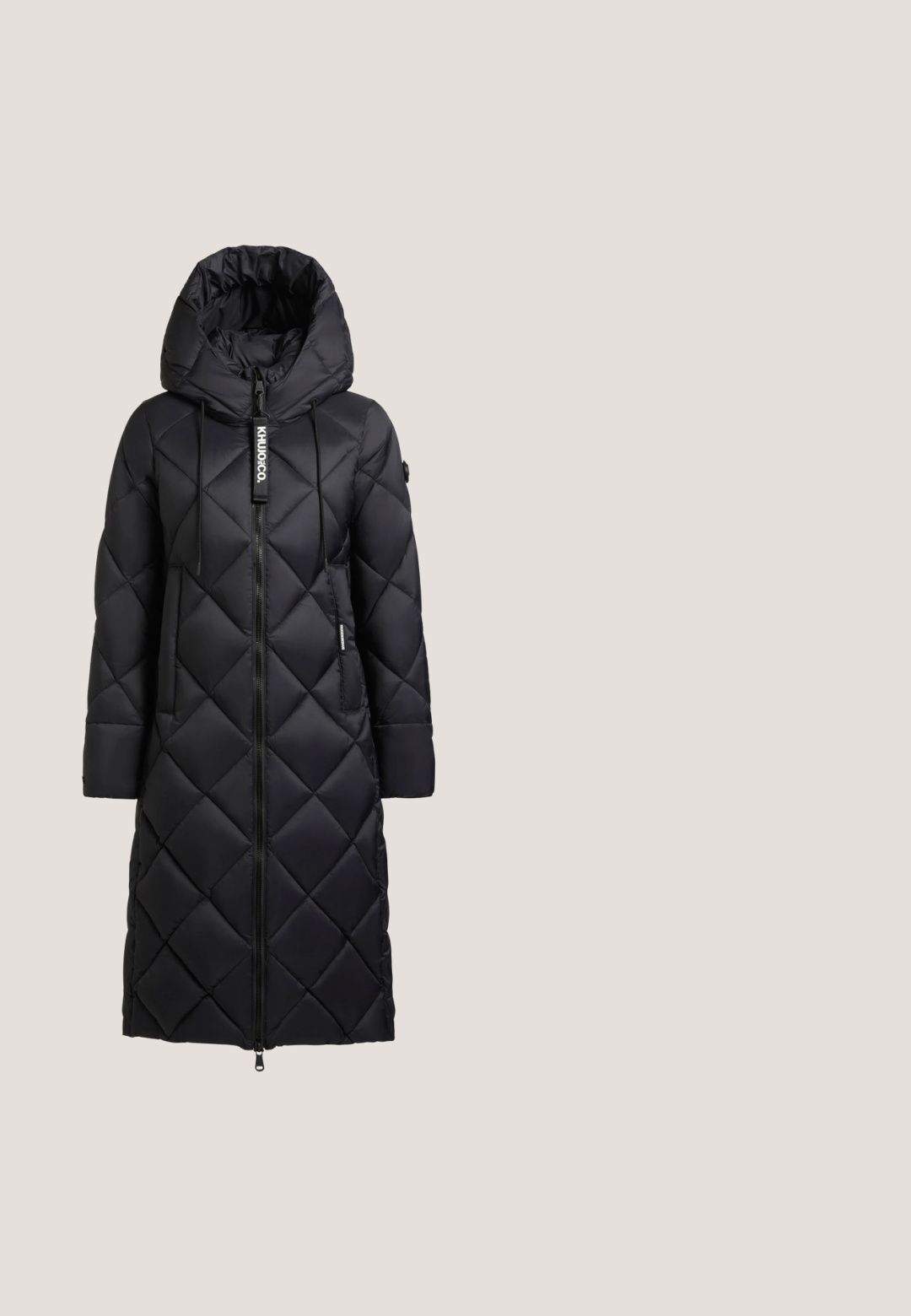 Manteau matelassé noir avec capuche, doté d'une fermeture éclair à l'avant et de cordons de serrage. Le tissu est lisse avec une finition brillante et un motif en diamants.; T-shirt noir à manches courtes avec des embellissements en strass formant le mot "GUESS" avec "EST. 1981" en dessous. Fabriqué en tissu en mélange de coton.; Pantalon large noir avec bandes latérales beiges et taille élastique arborant le logo "GUESS" en blanc.; Baskets noires avec une tige en mesh, des accents brillants, des éléments en or, une semelle texturée et un col rembourré pour le confort.; Sac cabas structuré noir avec deux longues poignées, surface texturée, plaque triangulaire avec logo Guess et deux étiquettes de marque suspendues à une poignée.; Boucles d'oreilles en or en forme de créole avec une finition lisse et brillante, ornées de deux cristaux rectangulaires transparents fixés à l'avant de chaque boucle.