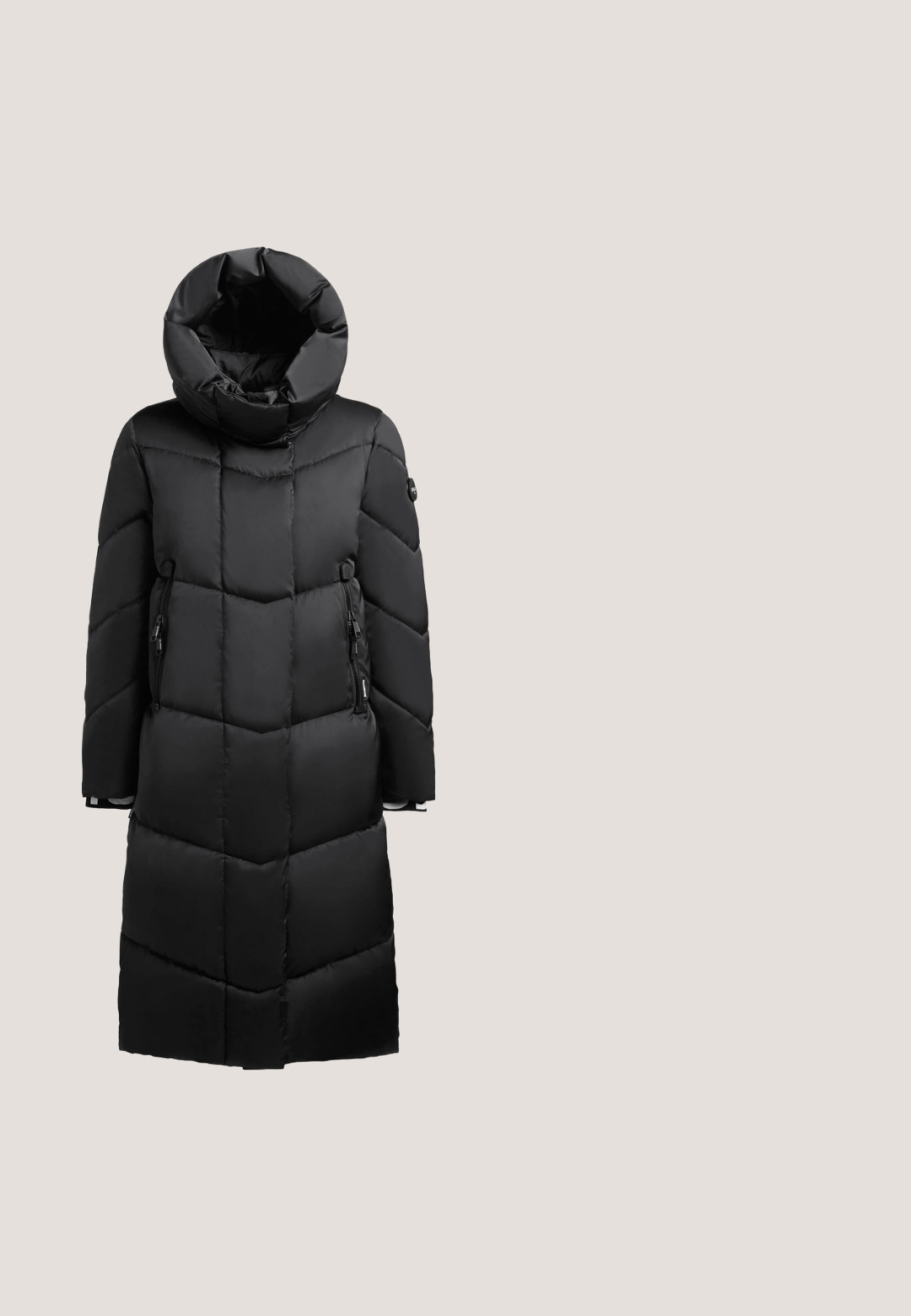 Schwarzer Steppmantel mit hohem Kragen, gestepptem Design, zwei seitlichen Reißverschlusstaschen und langer Silhouette. Glattes, glänzendes Material.; Schwarzer Sweatshirt mit langen Ärmeln und geripptem hohem Kragen sowie diagonalem silbernem Reißverschluss auf der linken Schulter. Gerippter Saum an der Taille.; Schwarzes T-Shirt aus glattem Stoff, mit rundem Ausschnitt, kurzen Ärmeln und lockerem Sitz, ohne sichtbare Muster oder Verzierungen.; Schwarze Leggings aus dehnbarem Stoff. Hohe Taillenhöhe, glatte Textur, körpernahe Silhouette, keine sichtbaren Muster oder Verzierungen.; Schwarzer Sneaker mit niedrigem Schaft, dicker Sohle, Schnürung vorne, glänzenden Akzenten und "Karl" Logo an der Seite.; Schwarze Tragetasche mit langen Griffen, die eine weiße Katzenillustration und den Text "KARL LAGERFELD" darüber in blauen Buchstaben zeigt.