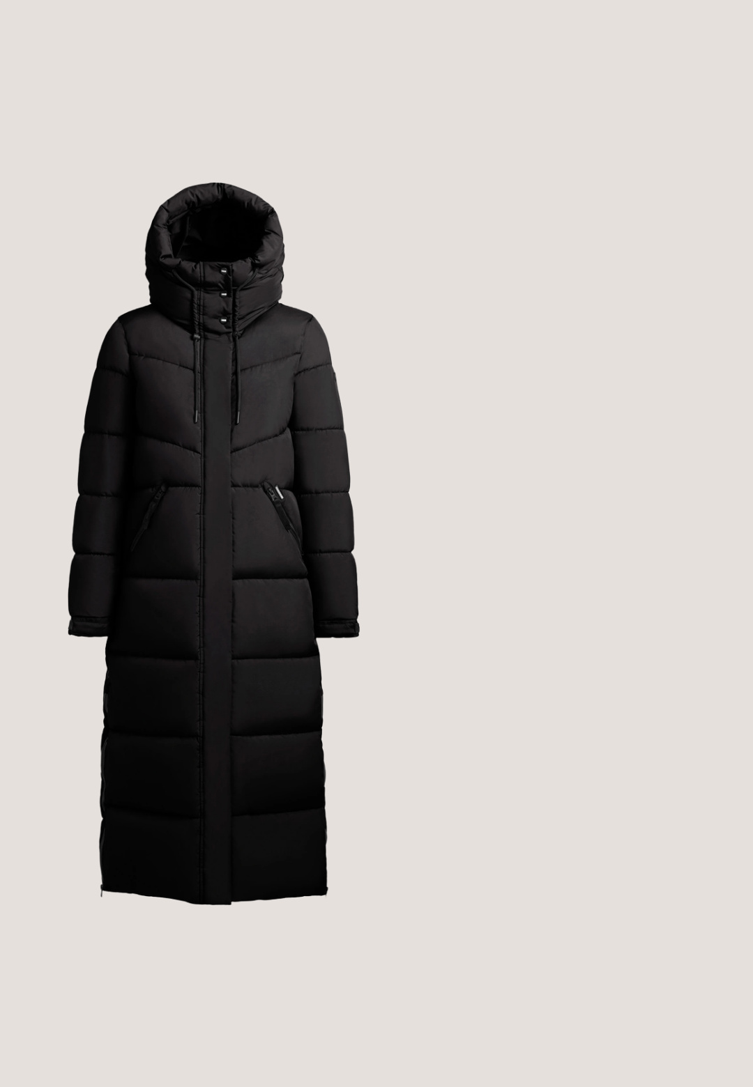 Manteau long matelassé noir avec une capuche haute, présentant un motif matelassé, des poches zippées et des ajustements par cordon de serrage. Matière lisse et isolante.; Pull en maille gris clair avec un col haut et une fermeture éclair mi-longue ; possède une coupe décontractée et une texture côtelée sur l'ensemble du tissu.; Haut noir moulant à manches longues avec col roulé et longueur légèrement raccourcie, présenté sur un fond blanc uni.; Pantalon large noir en tissu doux, doté d'une taille avec cordon de serrage et de deux bandes blanches sur les côtés. Comprend un détail de logo sur le devant.; Bottine étanche noire, avec un col en fausse fourrure, texture côtelée à l'avant et une semelle épaisse avec un motif de bande de roulement ondulé.; Sac fourre-tout noir matelassé avec une finition brillante, comprenant deux poignées courtes et une petite étiquette bleue. Forme rectangulaire avec des rayures horizontales.