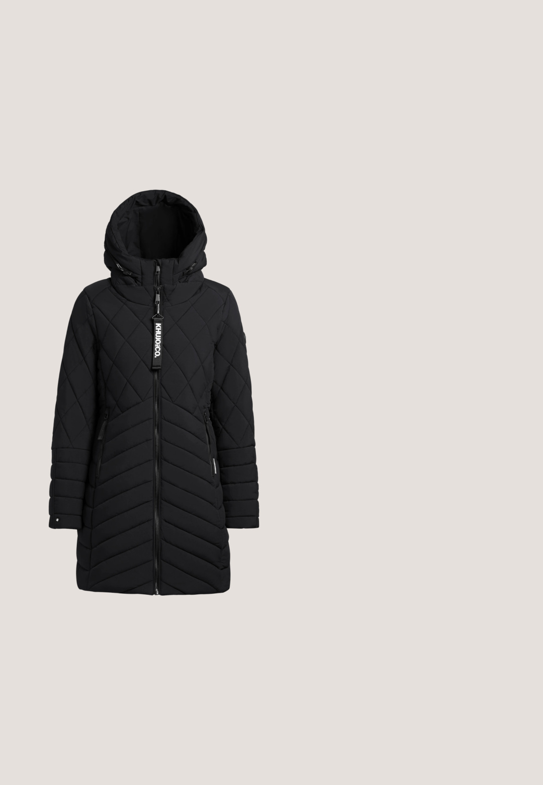 Veste matelassée noire avec capuche, fermeture éclair frontale et coutures diagonales. Comprend deux poches latérales et une boucle avec logo sur la fermeture éclair.; Pull noir en tricot avec un motif torsadé, encolure ronde, poignets et ourlet côtelés. Le tissu semble épais et texturé.; Haut noir ajusté à manches longues avec un col rond et une texture côtelée, présenté sur un fond blanc uni.; Personne portant un jean skinny noir taille haute et des talons noirs à bout pointu, debout devant un fond blanc uni.; Bottine en cuir noir au design épuré, à bout rond, avec des coutures texturées en haut et un talon bloc. Équipée d'une fermeture éclair et d'une tirette.; Sac à épaule en cuir noir avec une poignée fine et un petit logo doré centré sur le devant, avec des coutures visibles le long des bords.