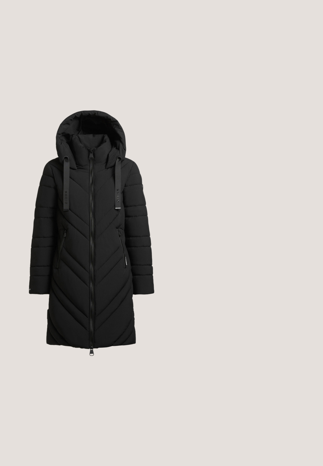 Manteau rembourré noir avec un design matelassé en chevrons, fermeture éclair et capuche. Comprend deux poches latérales zippées et des accents de logo sur les sangles.; Pull noir à col en v avec des manches longues, présentant une texture côtelée et une coupe décontractée. Le matériau semble doux et légèrement ample.; Pull en maille côtelée noir à manches longues et col roulé avec des poignets ajustés et un petit logo rond près de l'ourlet sur un fond blanc.; Jean en denim noir taille haute, coupe slim et design à cinq poches. Dispose d'une fermeture à bouton et de jambes droites. Texture lisse.; Bottines en cuir noir avec doublure en fausse fourrure, quincaillerie en ton doré et semelle en caoutchouc marron. Présentent un laçage à l'avant et un détail de boucle sur le côté.; Grand sac cabas noir avec deux longues anses, design simple et un petit logo triangulaire au centre devant.