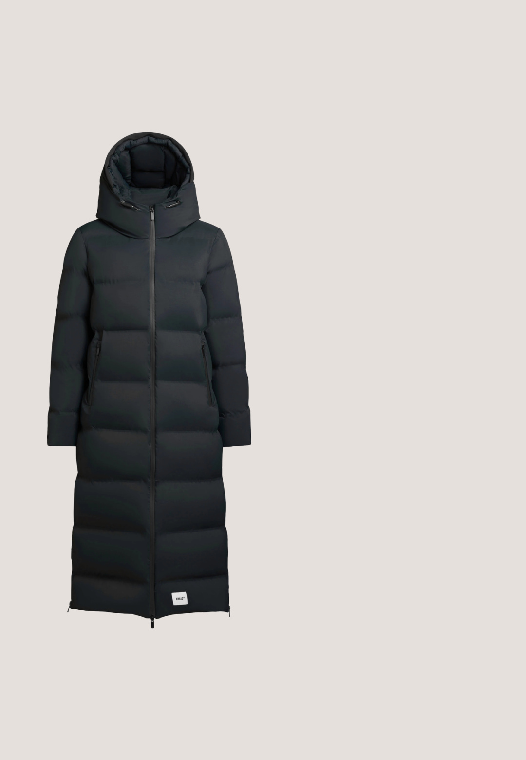 Sort lang puffet jakke med hætte, der har en fuld frontlynlås, sidelommer og en glat, isoleret tekstur.; Sort hoodie med en stor frontlomme, med en tonal broderet logo på brystet, snoretræk i hætten og ribbede muffer og kant.; Sort langærmet turtleneck lavet af glat, strækbart stof. Har en tætsiddende design og en høj, rullet krave. Ingen mønstre eller detaljer.; Sorte cargo bukser med en afslappet pasform, elastisk talje, to sidelommer og to klaplommer på lårene. Glat stofstruktur.; Sorte polstrede ankelstøvler med en blank læderfinish, justerbart rem og tykk hvid mellemsål, der har en tekstureret sort gummisål.; Sort tote taske lavet af holdbart stof. Har dobbelte topstænger, en rektangulær form og et logo patch med "STUDIO BERLIN" i hvid tekst.