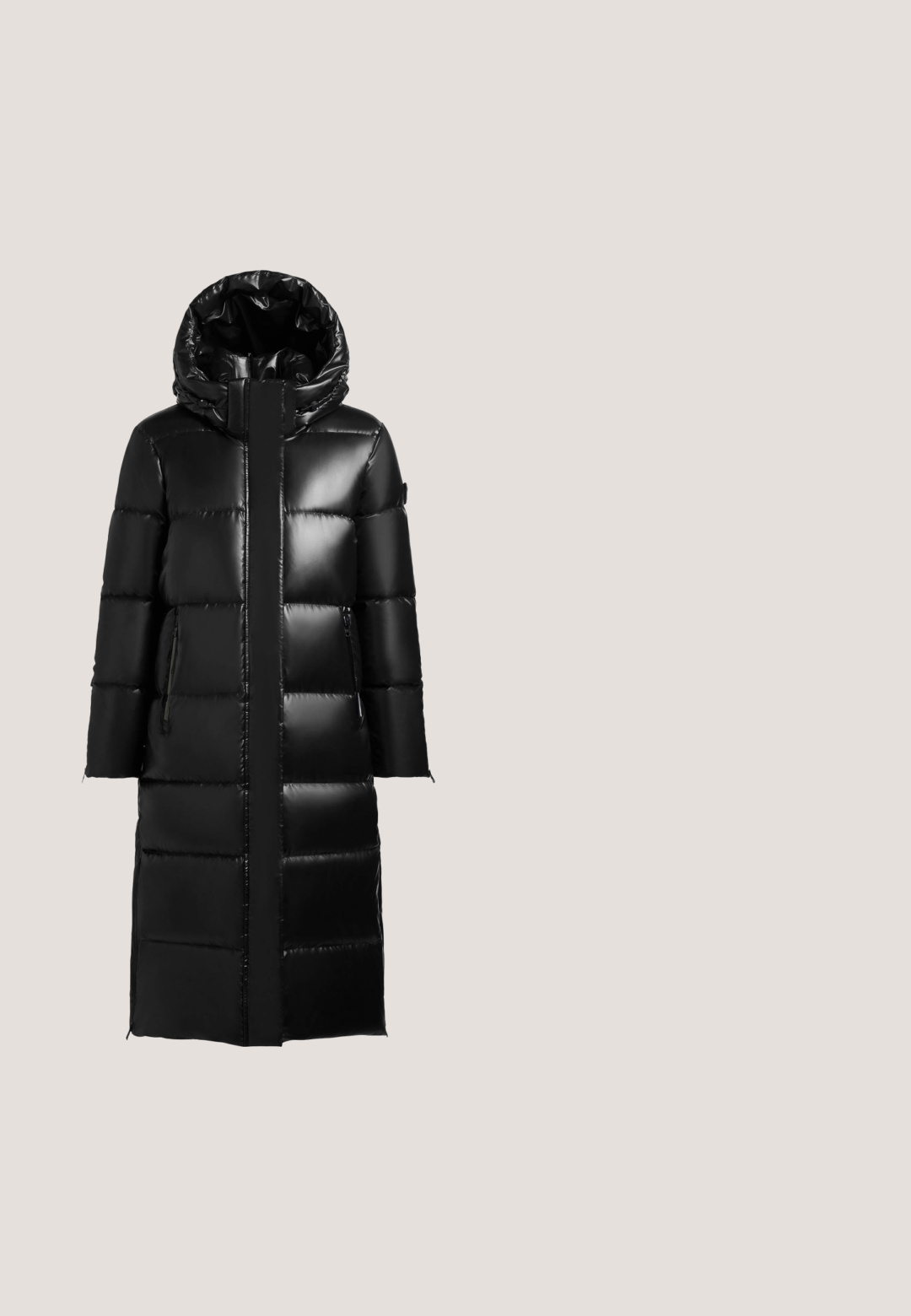 Manteau rembourré noir avec une finition brillante, doté d'un col haut et d'une capuche, d'une fermeture éclair à l'avant et de deux poches latérales. Design long et rembourré.; Pull en maille surdimensionné noir avec un col rond côtes, des épaules basses et un ourlet droit. Texture lisse avec un design minimaliste.; Jean droit gris en denim, avec un design à cinq poches, une fermeture à bouton et un léger délavage pour ajouter de la texture.; Bottine en cuir noir avec des panneaux latéraux élastiques, bout pointu et talon bloc. Elle possède une tirette pour un enfilage facile.; Hexagona POP - Sac à main - black; Boucles d'oreilles en forme de cœur en argent, l'une ornée de strass et l'autre gravée de "GUESS". Texture lisse avec une finition brillante.