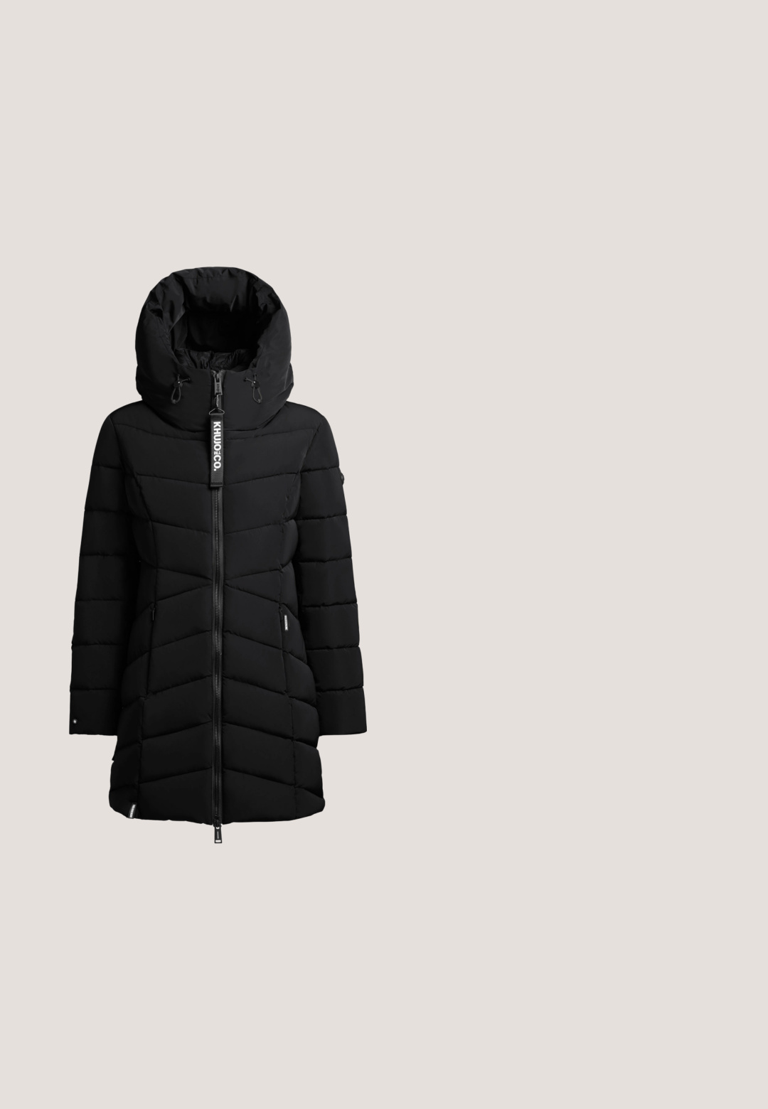 Schwarze gepolsterte Jacke mit hohem Kragen und Frontreißverschluss. Verfügt über Zickzacknähten, seitliche Taschen und ein Logoeschild am Kragen.; Grüner Strickpullover mit einem strukturierten Zopfmuster, rundem Ausschnitt, langen Ärmeln und gerippten Bündchen sowie Saum. Dehnbares, warmes Material.; Schwarzes T-Shirt mit kurzen Ärmeln aus glattem, weichem Stoff. Verfügt über einen runden Ausschnitt und ein einfaches, figurbetontes Design. Markenlogo am Hals sichtbar.; Schlanke Jeans aus dunklem grauem Denim mit dezenten Verwaschungen, Fünf-Taschen-Design und kontrastierenden Nähten entlang der Nähte. Mit Reißverschluss.; Ca'Shott CASKARLA - Snowboot/Winterstiefel - black; Schwarze Leder-Umhängetasche mit goldfarbenem Reißverschluss an der Vordertasche und verstellbarem Schulterriemen, mit kleinem Metallschild mit Markenlogo.