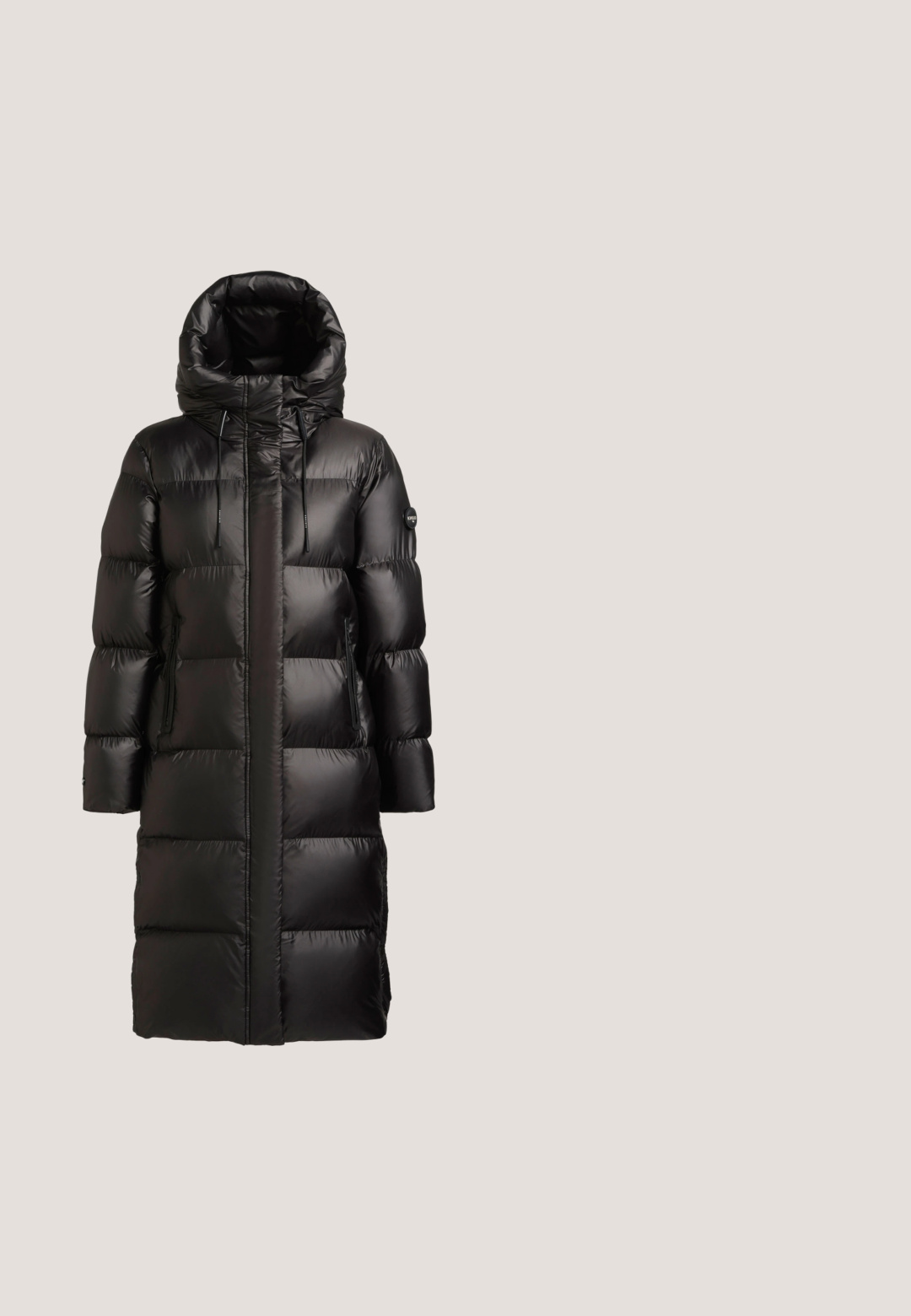 Lang sort dunjakke med høj krave og hætte, quiltdesign, lynlås foran og to sidelommer. Glat og skinnende tekstur, isolerende materiale.; Sort rullekravesweater med hvid kant på krave, manchetter og kant, med hvide broderede "KL" initialer på brystet.; Sort kortærmet t-shirt med høj hals, lavet af glat stof, med en tætsiddende pasform og minimalistisk design.; Sorte læderbukser med slim fit, flad talje og udskæring i bunden. Glat tekstur og minimalistisk design uden synligt hardware.; Sort ankelstøvle med tykk platformsål, krøllet faux fur kant og sølv "Karl" logo detalje på kanten.; Sort lodden rektangulær håndtaske med to læderhåndtag og en bred justerbar skulderrem med metal spænde.