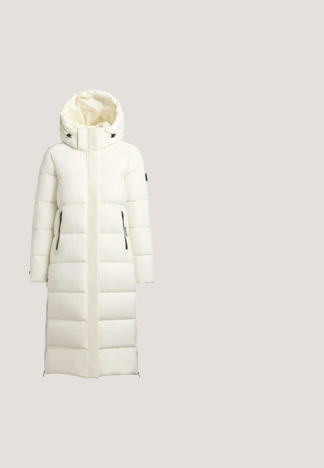 Manteau long rembourré blanc avec capuche, poches latérales zippées et accents à cordon élastique. Texture lisse avec un design matelassé.; Pull crème à col haut et zip quart, avec le logo noir "AIM'N" et le texte "SPORTSWEAR", poignets et ourlet côtelés, texture tricotée.; Haut à col roulé à manches longues blanc avec une coupe ajustée. Matériau doux et extensible avec une texture lisse. Design minimaliste, sans motifs ni accents visibles.; Pantalons de survêtement blancs à large jambe en tissu doux, dotés d'une taille élastique avec cordon de serrage et de rayures latérales contrastées.; Tamaris ELEGANTE - Bottes de neige - white; Sac bandoulière blanc avec un design perforé de lunettes de soleil, bordure noire et une bandoulière en tissu détachable. Logo affiché à l'avant.
