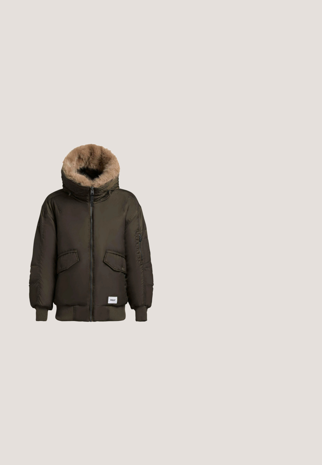 Pufferjack in donkerbruin met een capuchon van nep-bont, twee voorzakken en één mouwzak. Geribbelde manchetten en zoomdetails.; Zwarte geribbelde wikkeltop met een diepe V-hals, lange klokmouwen en een strikceintuur op de taille. Gladde textuur, getailleerd ontwerp.; Olijfgroene tanktop van katoen, met een strakke pasvorm, ronde hals en een roze geborduurd logo in het midden.; Olijfgroene cargobroek met meerdere zakken, een taille met trekkoord en een relaxte pasvorm. De stof heeft een zachte textuur en een stevige, duurzame uitstraling.; Olijfgroene sneakers met een gestructureerd suede en mesh bovenwerk, voorzien van een stevige rubberen zool en gedetailleerde stiksels aan de zijkanten.; Bruine schoudertas met twee voorvakken met klep, zijvakken, verstelbare riem en ritssluiting aan de bovenkant.