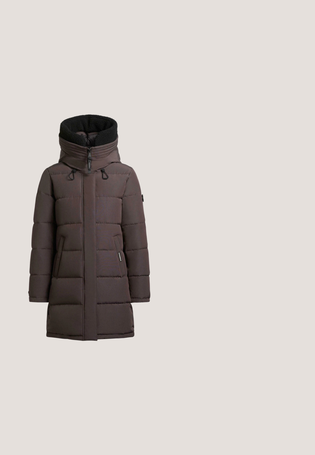 Mørkebrun polstret vinterjakke med høj krave, frontlynlås, to sidelommer og sort fleeceforing indeni kraven.; Lysebeige langærmet sweater lavet af blødt materiale. Har en rund hals og en afslappet pasform med ribbede manchetter og kant.; Stribet langærmet kjole i sort og grå. Har en afslappet pasform, rundet halsudskæring og detaljer med sidelæg. Lavet af blødt stof.; Beige gummistøvler til anklerne med en glat finish, rund tå og tekstureret sål. Har et sidepanel og logo detajle på hælen.; Rød stofindkøbstaske med lange håndtag, med hvid fed tekst "KARL LAGERFELD JEANS" foran mod ensfarvet baggrund.; To fine sølvarmbånd side om side, det ene med små perler og det andet med en tynd vævet kæde, begge med hummerlås og mærker.