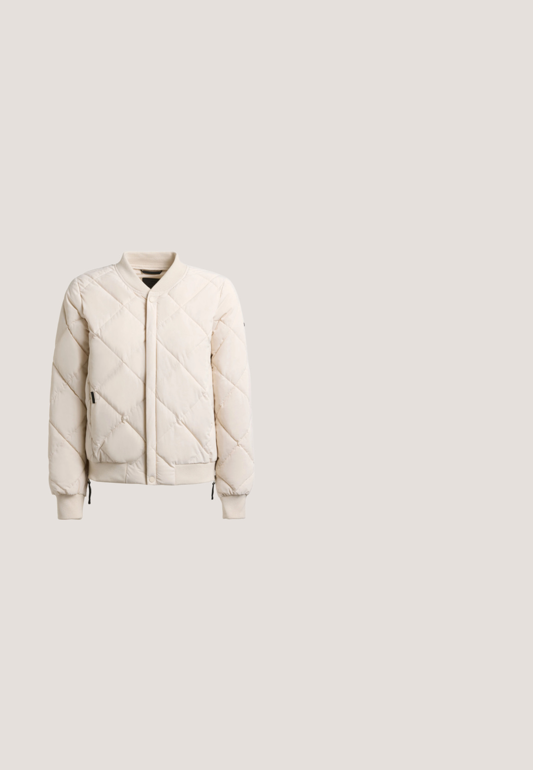 Cremefarbene gesteppte Bomberjacke mit geripptem Kragen, Bündchen und Saum, vorderen Druckknöpfen und seitlichen Taschen mit Reißverschlüssen.; Kurzärmeliges, cremefarbenes T-Shirt mit Rundhalsausschnitt, geradem Saum und einem kleinen runden metallischen Logo-Tag nahe dem unteren Rand.; Blaue Denim-Jeans mit weitem Bein und hoher Taille, ausgestattet mit Gürtelschlaufen, Reißverschluss und ausgefransten Säumen. Der Stoff hat eine weiche, glatte Textur.; Beiger Sneaker mit hellen Akzenten, abgerundeter Spitze, strukturiertem Obermaterial, flachen Schnürsenkeln und gepolsterter Sohle. Mit einem Logo an der Seite.; Kreide- und beiges kariertes Umhängetäschchen mit strukturiertem Design, goldenen Beschlägen und einem verstellbaren, hellbraunen Tragegurt. Strukturierte Kunstledermaterial.; Paar glänzende goldfarbene Creolen mit verschlungenem, verdrehtem Design auf schlichten weißem Hintergrund.