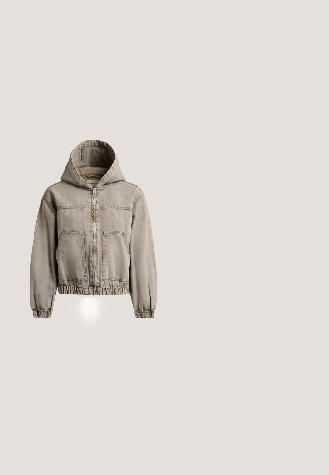 Kapuzensweatjacke in hellbrauner Farbe mit Reißverschluss, zwei Fronttaschen sowie elastischen Bündchen an Ärmeln und Bund, hergestellt aus gewaschenem Stoff.; Geripptes Tanktop mit abstrakten Blumen- und geometrischen Mustern in Pink-, Braun-, Grau- und Lilatönen, mit Rundhalsausschnitt.; Denim-Shorts in einem verlaufenden blauen Waschung mit ausgefranstem Saum und schwarzen Fransenverzierungen an den Seiten, mit Fronttaschen und einem Bund.; Schwarze Leder-Stiefeletten mit texturierten Oberflächen, drei Paar Ösen und gelben Nähten auf einer dicken Sohle. Mit einem Zuglasche an der Ferse.; Hellblaue Tasche mit strukturiertem, zerknittertem Design, ausgestattet mit silbernen Beschlägen, doppelten Schulterriemen und verstellbaren seitlichen Kordelzügen.; Dreischichtige Goldkette mit mehrfarbigen Perlen, kleinen weißen Perlen und Buchstabenperlen, die "SUMBA LOVE" buchstabieren, auf weißem Hintergrund.