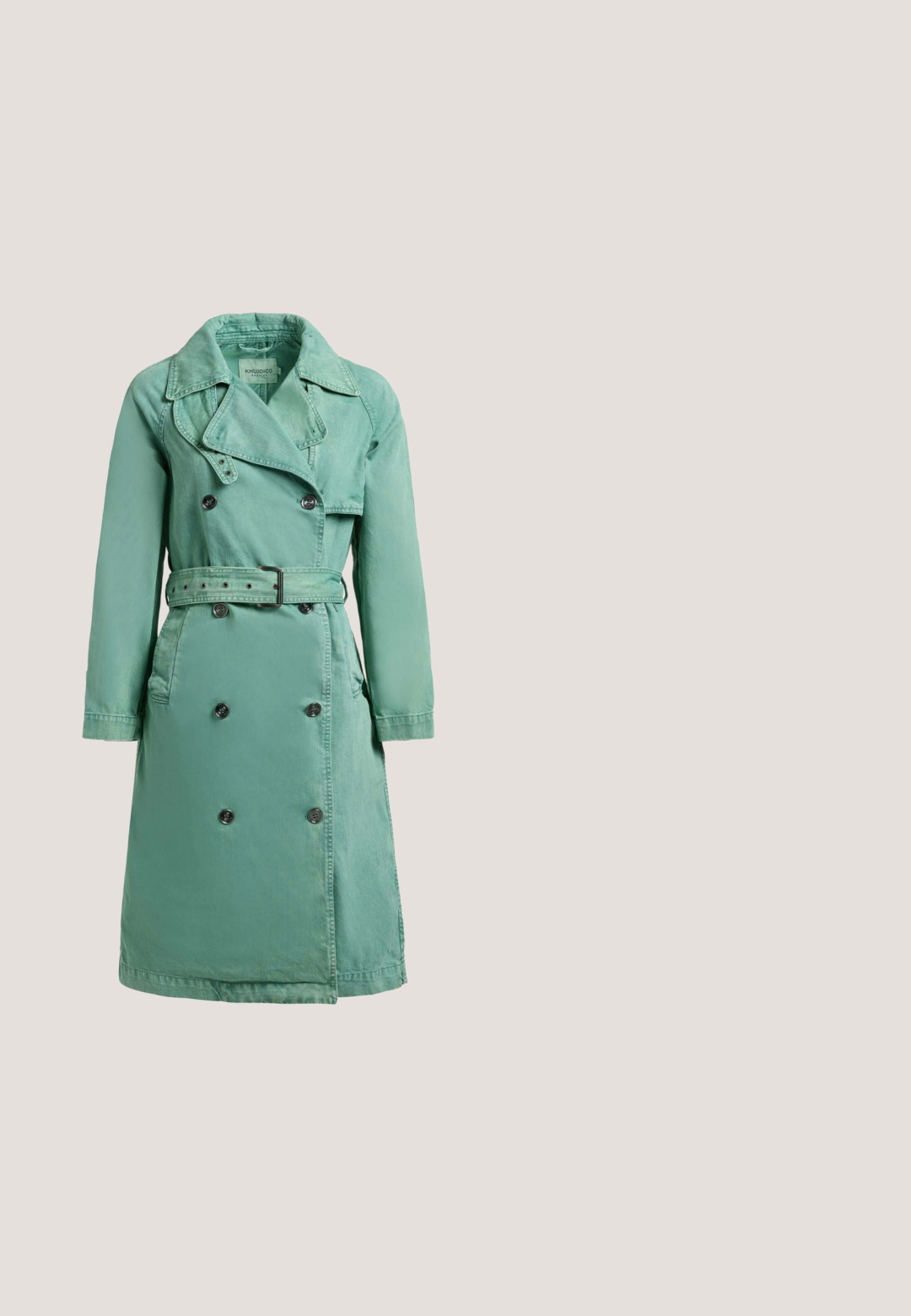 Mintgrøn dobbeltradet trenchcoat med brede revers, bælte i taljen, lange ærmer og sidelommer.; Blød grøn kortærmet romper med V-hals, elastisk talje, opkrøllede manchetter og to forlommer, vist på hvid baggrund.; Hvide læder Nike Air Force 1 sko med grønne detaljer, snøre og sål; med perforeret tå og guld detaljer på snøreområdet.; Runde solbriller med mørke linser og gennemsigtige grønne plastikrammer, tynde sølvfarvede metalstel, placeret på en hvid overflade.; Lys grøn mesh tote taske med to håndtag og matchende lynlåspung, der har lodret "PEPE JEANS" tekst på forsiden.; Aqua perlesnor med guld accenter og en lås. Har glatte, runde perler i forskellige størrelser, som veksler med fem guld ringe.