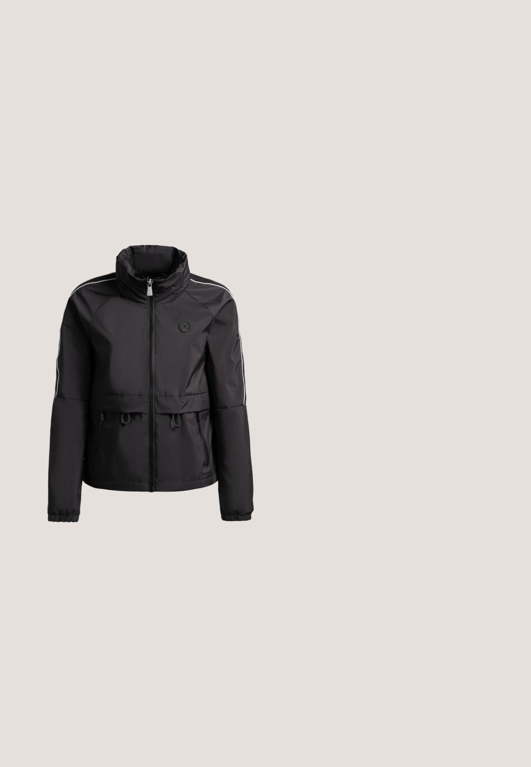 Veste noire zippée avec col haut, poignets élastiques, poches latérales, cordons de serrage à la taille et fines bandes blanches le long des épaules et des manches.; Crop top noir à manches courtes avec du texte en sequins argentés "GUESS U.S.A." et un point d'interrogation, avec "Washed Jeans" imprimé autour.; Pantalon cargo noir avec taille élastique à cordon, poches latérales à rabat et poignets élastiques aux chevilles.; Baskets noires avec une tige en mesh, des accents brillants, des éléments en or, une semelle texturée et un col rembourré pour le confort.; Petite trousse de toilette en tissu noir à motifs, avec poignée dessus, fermeture éclair dorée et logo triangulaire Guess sur le devant.; Bracelet chaîne en or avec breloques en forme de cœur et un pendentif rond arborant un "G" entouré de petits cristaux et le mot "Guess".