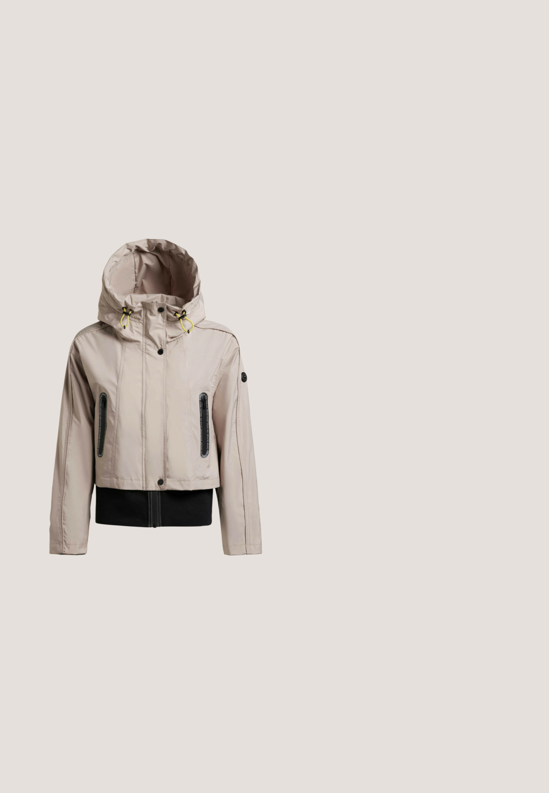 Beige gewatteerd jack met capuchon, gele trekkoorden, zwarte ritssluitingen, drukknopen en een zwarte geribbelde tailleband.; Lichtbeige sweatshirt met lange mouwen, een brede halslijn, geribbelde manchetten en zoom. Voorzien van een klein logo detail linksonder. Soepele textuur.; Hoge taille legging in een gedempte mauve kleur, gemaakt van een glad, rekbaar materiaal. Heeft een naadloos ontwerp zonder zichtbare hardware.; Beige laarzen van lakleer met een zwarte rubberen zool, een dik noppenprofiel en verstelbare veters. Heeft een ovaal label met merknaam aan de zijkant.; Bruine gewatteerde stoffen draagtas met gewatteerde handvatten en een open binnenkant, gezien van boven op een witte achtergrond.; Rozen gouden gedraaide kettingarmband met een karabijnsluiting en een kleine schijfcharme met een bladvormige design. Soepele textuur, lichtgewicht en flexibel.