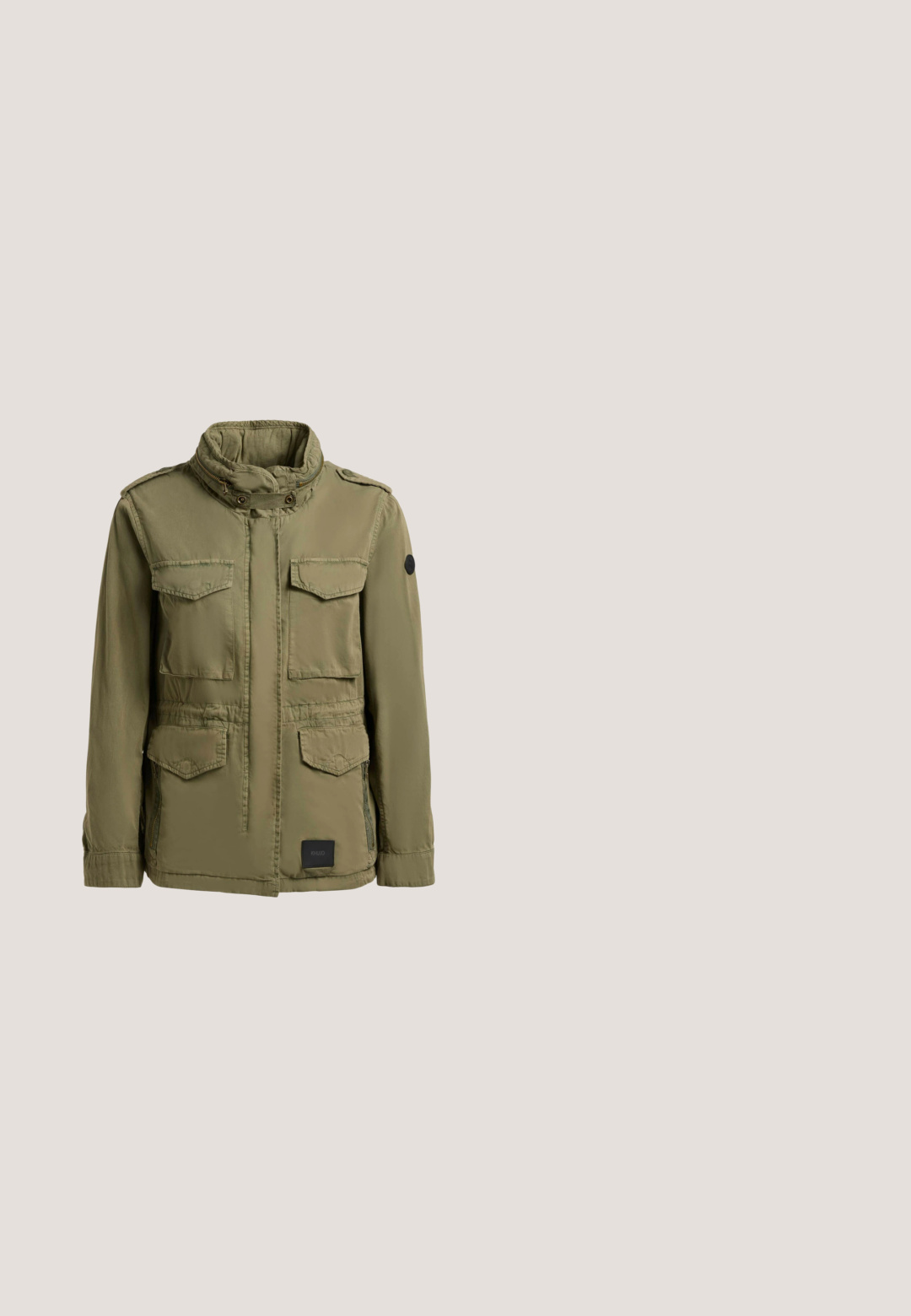 Olivengrøn militærinspireret jakke med høj krave, fire lommeklapper, lynlåslommer i siderne og skulderepauletter med knapper.; Beige hættetrøje med en forlomme, ribbede manchetter og snøre i hætten. "PECADOR PGDR" tekst trykt på lommedelen.; Beige oversized T-shirt med korte ærmer, rund hals og lille hvid "REGARD"-logo centreret på brystet.; Khaki cargo bukser lavet af blødt stof. Har to sidelommer og knaplukning. Lige ben-design med en skræddersyet afslutning.; Beige og hvide chunky sneakers med neon gule detaljer, tekstureret sål, snørebånd foran og trækkesnor på neutral baggrund.; Olivengrøn talje taske med en enkelt top lynlås og et rektangulært mærke med teksten "BOGNER" på fronten.