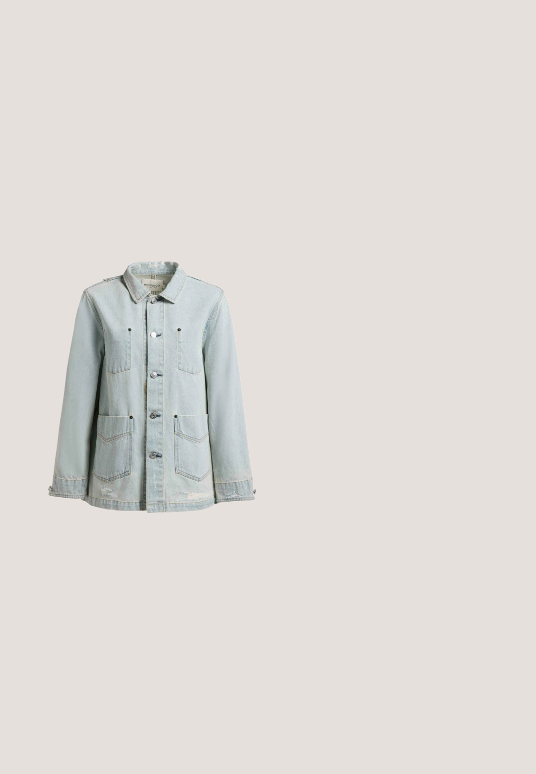 Chaqueta vaquera azul claro con cuello, cierre de botones en el frente, dos bolsillos de solapa en el pecho y dos bolsillos parche en la parte inferior, con un ligero detalle desgastado en el dobladillo.; Jersey de punto crema con patrones de trenzas y panal, mangas largas, puños acanalados y cuello redondo sobre un fondo neutro.; Camisa de manga larga con botones, con rayas verticales en azul claro y blanco y texto "YOUR BEST BAD IDEA" en la parte inferior derecha.; Jeans de denim azul claro con corte holgado, que presentan franjas blancas a los lados, detalles desgastados y un cierre de botón en la cintura.; Zapatillas de cuero vegano beige con cordones crema, suela de goma marrón y detalle del logo en el talón. Diseño limpio con acentos tonales sutiles.; Bolso tote azul claro con ilustraciones de patinadores sobre hielo realizando trucos, decorado con estrellas y estelas brillantes, con una etiqueta de Cath Kidston London.