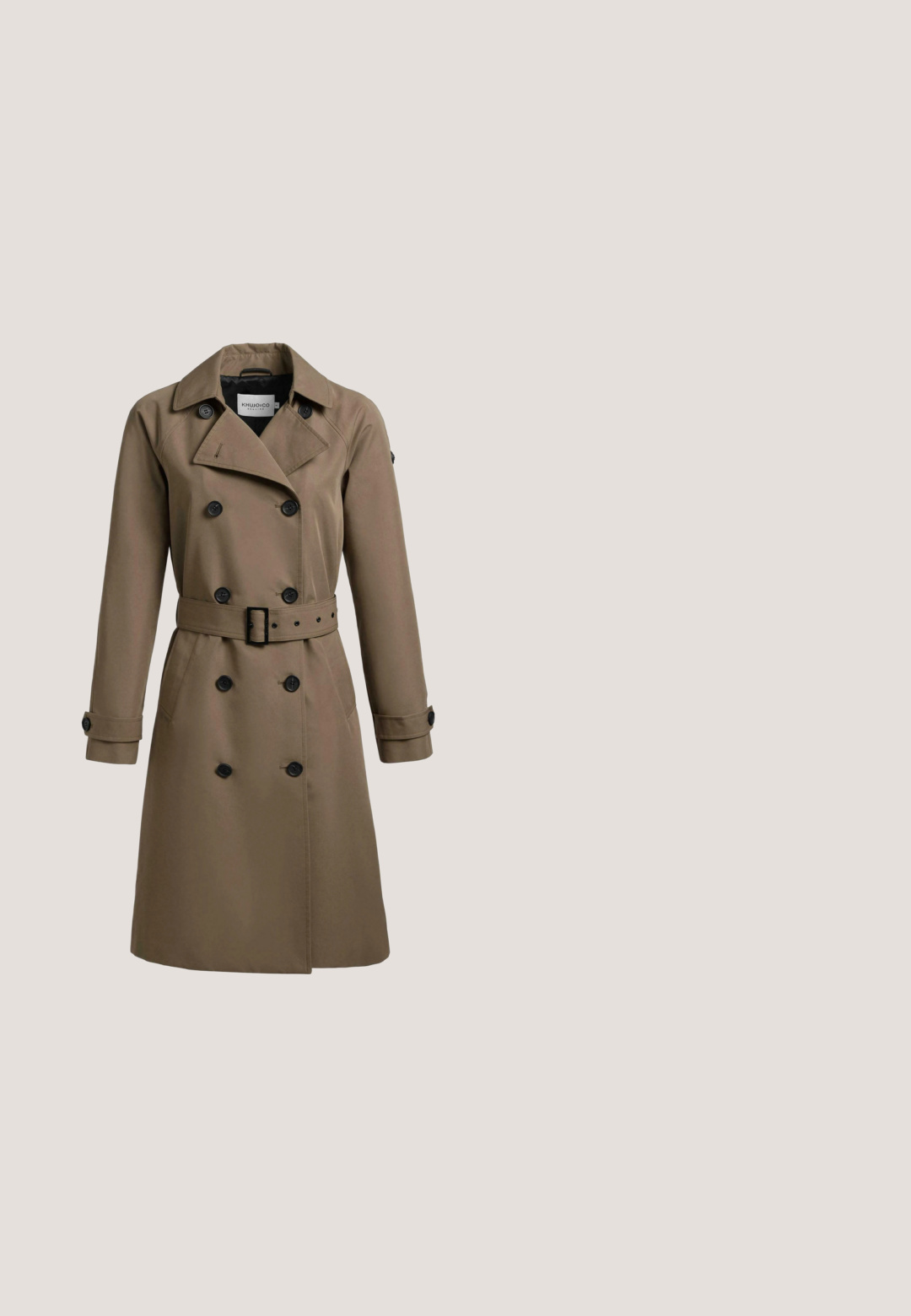 Khakifarbener Trenchcoat mit doppelreihigen schwarzen Knöpfen, tailliertem Gürtel, weitem Kragen und mit Knöpfen versehene Ärmelschnallen, mittellanges Design.; Schwarze Bluse mit tiefem V-Ausschnitt, kurzen Puffärmeln und elastischem Kordelzug in der Taille. Glattes Material mit einer entspannten, fließenden Silhouette.; Schwarze, ausgestellte Hosen aus einem elastischen Stoff. Das Design zeichnet sich durch einen hohen Bund und einen ausladenden Saum aus, der unterhalb des Knies beginnt.; Schwarzer und silberner High-Heel-Pumps mit einer spitzen Zehenpartie, ausgestattet mit einem Mesh-Seitenpaneel im Schlangenleder-Muster und einem eleganten Stiletto-Absatz.; Weißer, rechteckiger, gesteppten Handtasche mit goldener Kettenriemen und kleinem goldenen Logo in der unteren rechten Ecke.; Goldkette mit einem doppelten Anhänger, der oben einen grünen Edelstein und darunter einen großen blauen Edelstein zeigt, beide in strukturierten Goldfassungen eingesetzt.