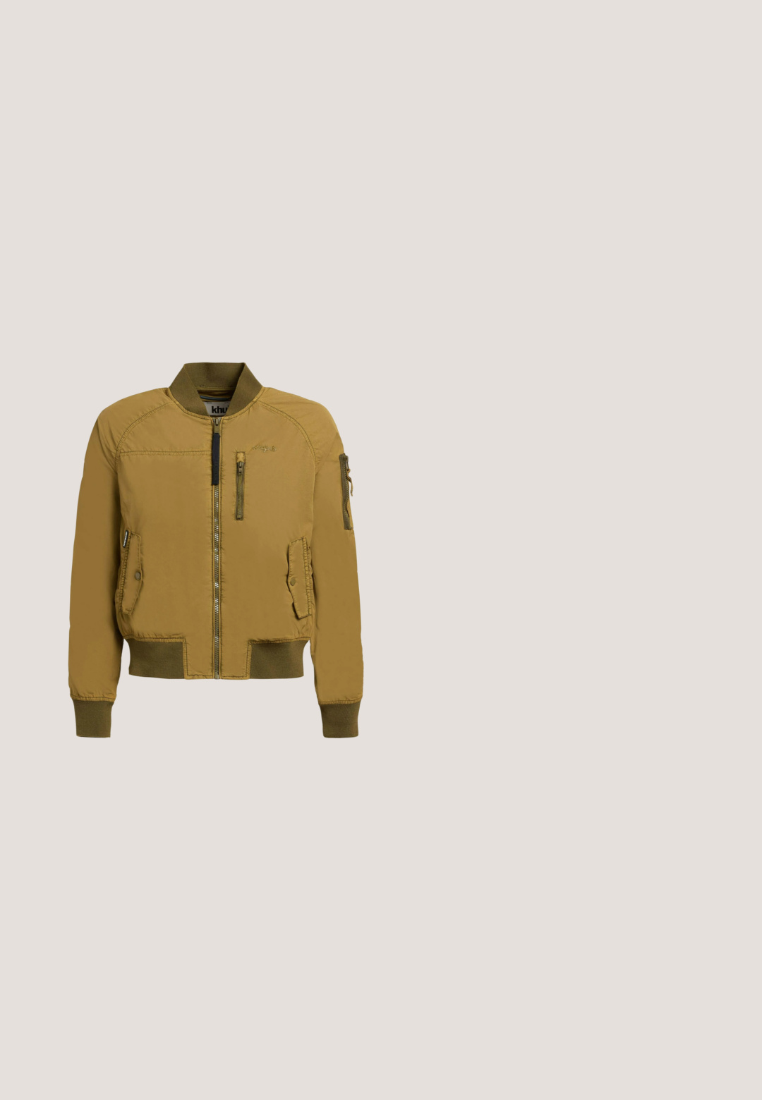 Khaki bomberjack met voorrits, geribbelde kraag, manchetten en zoom, een borstzak met rits, twee klepzakken aan de voorkant en een ritszak op de linkermouw.; Olijfgroene geribbelde tanktop met een ronde hals en een vijfknops sluiting aan de voorzijde. Zachte textuur en een aansluitend ontwerp.; Olijfgroene katoenen shorts met een elastische tailleband en trekkoord. Voorzien van zijnaad en een eenvoudig, onopgesmukt ontwerp.; Zwarte lage sneaker met gestructureerd patroon, gouden ritssluiting en oogjes, zwarte veters en witte zool tegen een witte achtergrond.; Halvemaanvormige crossbody tas met patroonstof, donkere en beige diagonale panelen, gouden logo en camouflage schouderband op witte achtergrond.; Groene gevlochten koordarmband met een gouden, verstrengeld knoop middenstuk, met een gladde, gepolijste textuur.