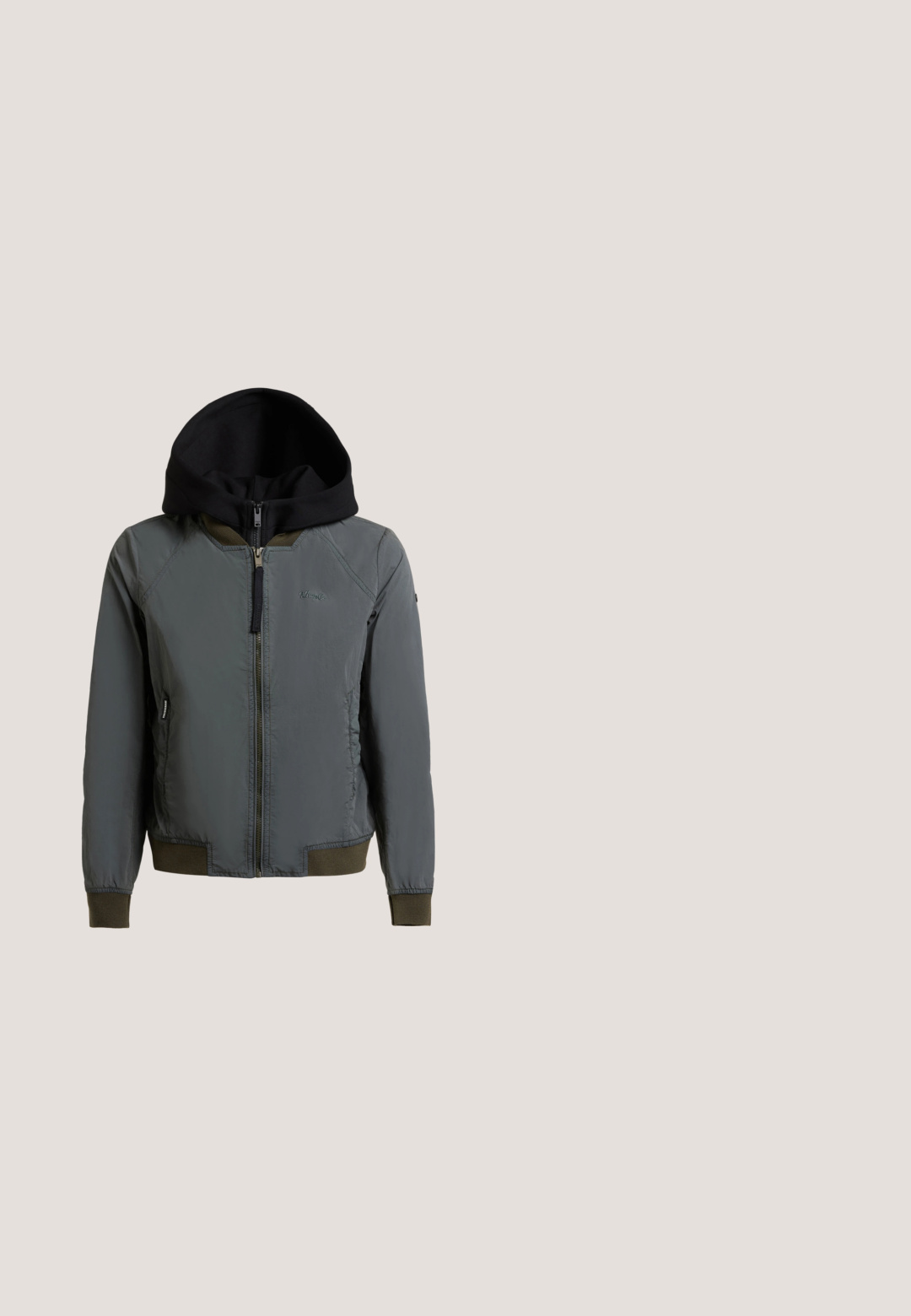 Veste zippée grise avec capuche noire, poignets et ourlet côtelés, et poches latérales, présentée sur un fond blanc.; Sweat à capuche court noir côtelé avec fermeture éclair, manches longues, capuche à cordon et petit logo blanc Puma sur la poitrine.; Débardeur noir sans manches fabriqué en tissu extensible lisse, présentant un décolleté rond et une silhouette ajustée. Aucune motif ou accent visible.; Leggings noirs en tissu extensible avec une taille haute élastique présentant le texte "SMIL" en blanc. Texture lisse et design ajusté.; Chaussure de sport noire avec semelle épaisse blanche, empeigne en mesh, logo "R" sur le côté, et amorti Foamtech visible sur la semelle intermédiaire.; Sac de voyage noir à motifs avec deux longues poignées, poche zippée à l'avant, zips latéraux et un petit porte-clés décoratif attaché.