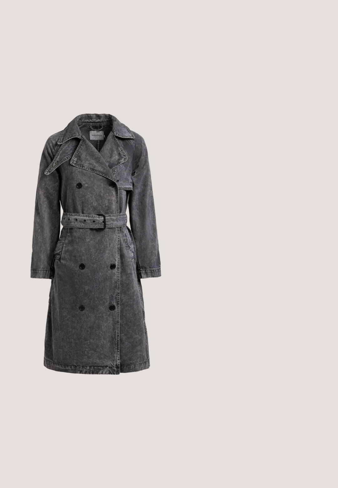 Donkergrijze dubbelbreasted trenchcoat met brede revers, ceintuur in de taille, lange mouwen en voorzakken, gemaakt van gewassen denimstof.; Mouwloze jurk in olijfgroen met een marineblauw abstract patroon. Uitlopende onderzoom en een ronde halslijn. Gemaakt van lichtgewicht stof.; Zwarte suède open-teen sandaal met een lage stevige hak en enkelbandje met een zilveren gesp, weergegeven in zijaanzicht op een witte achtergrond.; Zwarte vierkante zonnebril met donkere glazen en gouden logodetails op beige pootuiteinden, geplaatst op een witte ondergrond.; Zwarte Valentino-handtas met dubbele lange handvaten, afneembare schouderriem en gouden gespdetail aan de voorkant.; Gouden ketting met een hartvormige hanger met een centrale reflecterende zilveren bol en een verstelbare sluiting.