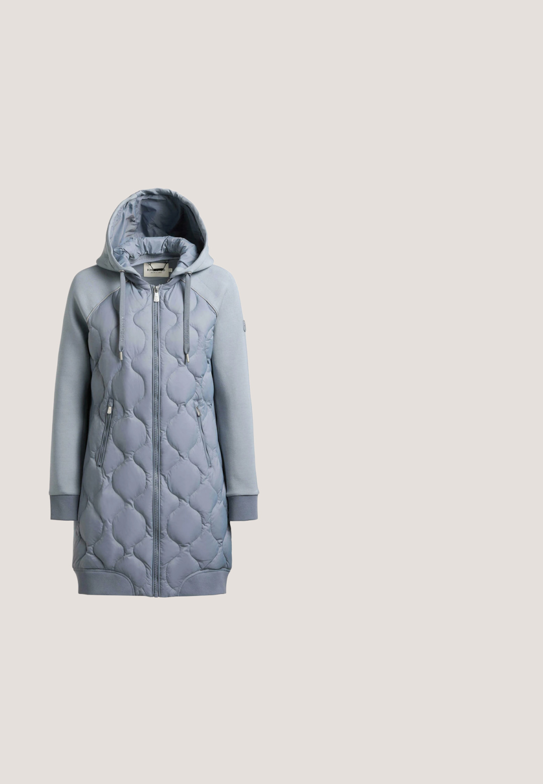 Lyseblå quiltet lang hættetrøje med lynlås foran, snøre i hætten, lynlåslommer i siden samt ribkant på ærmer og kant.; Sort langærmet rullekrave sweater med ribstrikkede manchetter og kant, vist på en hvid baggrund.; Lys grå, brede bukser lavet af et glat stof med en skræddersyet talje, frontfolder og sidelommer.; Grå ruskindsankelstøvler med en struktureret overflade, blå snørebånd og en kraftig sort gummisål. Har en trakktab bagpå for nemmere påtagning.; Lys blå læder træningspose med tekstureret overflade, dobbelt hanke og justerbar skulderrem. Har guldfarvede hardware-detaljer.; Delikat sølvkædehalskæde med ovalt vedhæng med indlejrede krystaller og en lille trekantet mærketag nær lukningen.