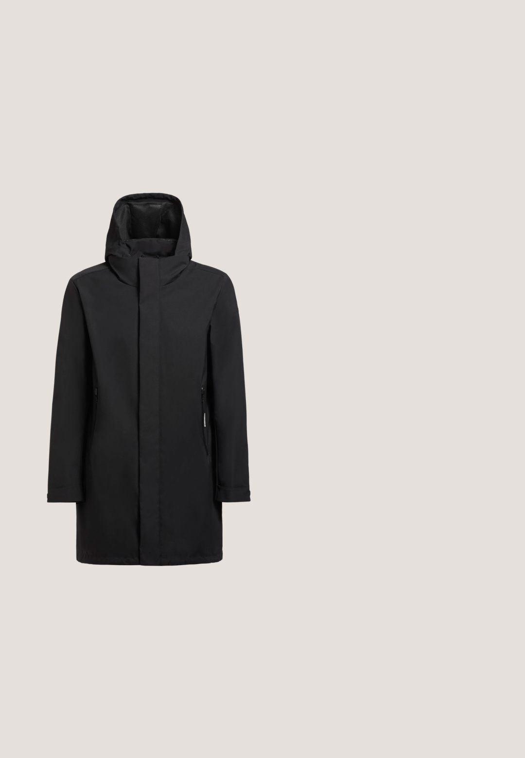 Abrigo negro impermeable con cuello alto y capucha, con bolsillos con cremallera y mangas largas, diseñado para uso al aire libre.; Sudadera negra con media cremallera, mangas largas, puños y dobladillo acanalados, y cuello alto, sobre un fondo blanco liso.; Top negro de manga larga con cuello alto, que presenta una cremallera de cuarto y el logo blanco "CALVIN KLEIN" en la parte frontal. Tejido suave y elástico.; Pantalones anchos negros de tela suave, con cintura elástica y cierres ajustables en los tobillos. Presenta detalles de costura en contraste.; Zapatilla negra de cuero Calvin Klein con cordones, suela robusta, flotando sobre un suelo de hormigón pulido con fondo de pared de bloques de vidrio.; Riñonera negra de nylon, con un diseño redondeado, cierre de cremallera y un pequeño estuche accesorio extraíble con un patrón geométrico.